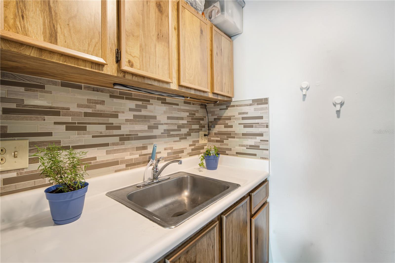 Listing photo id 7 for 4130 Dolphin Drive