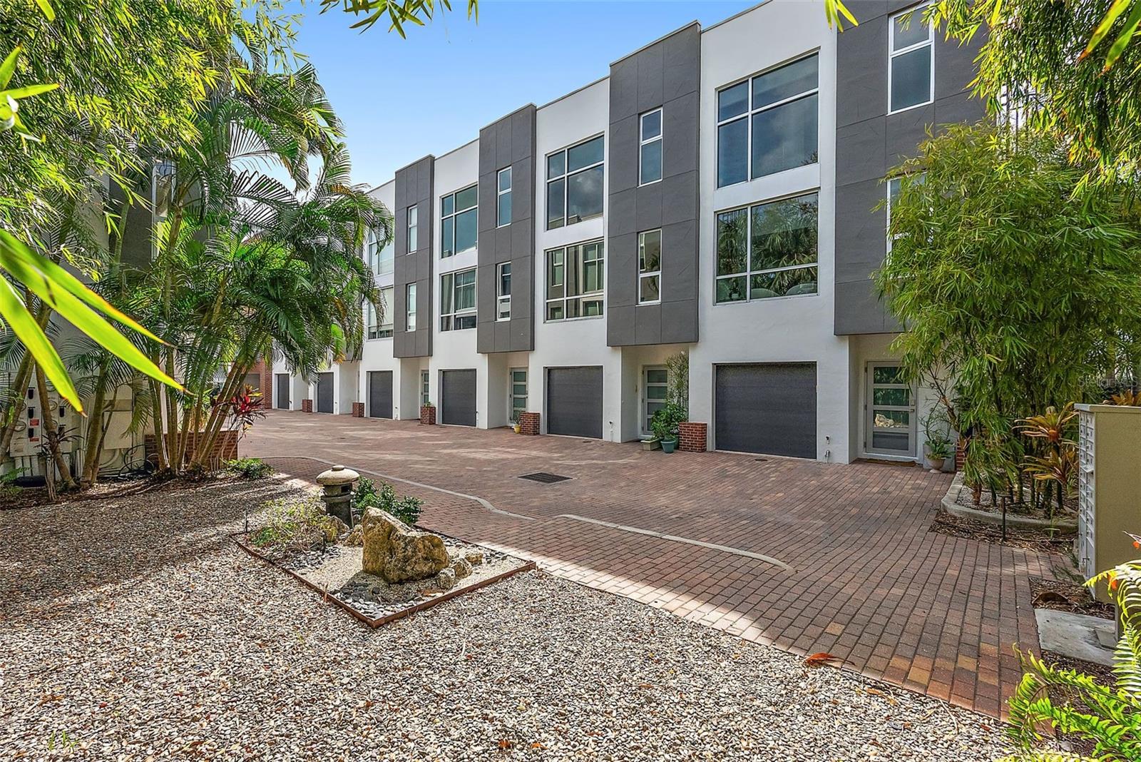 Image 11 of 29 For 325 5th Avenue S 9