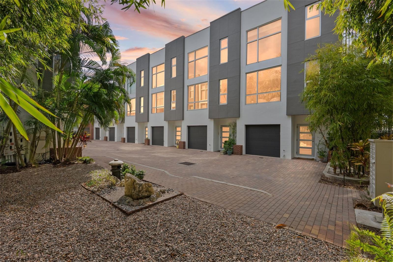 Image 12 of 29 For 325 5th Avenue S 9