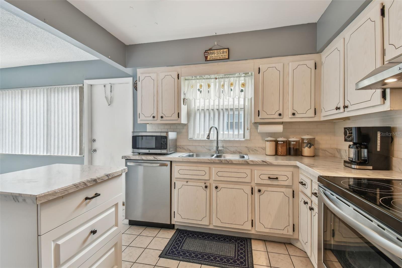 Image 16 of 81 For 8447 Orleans N