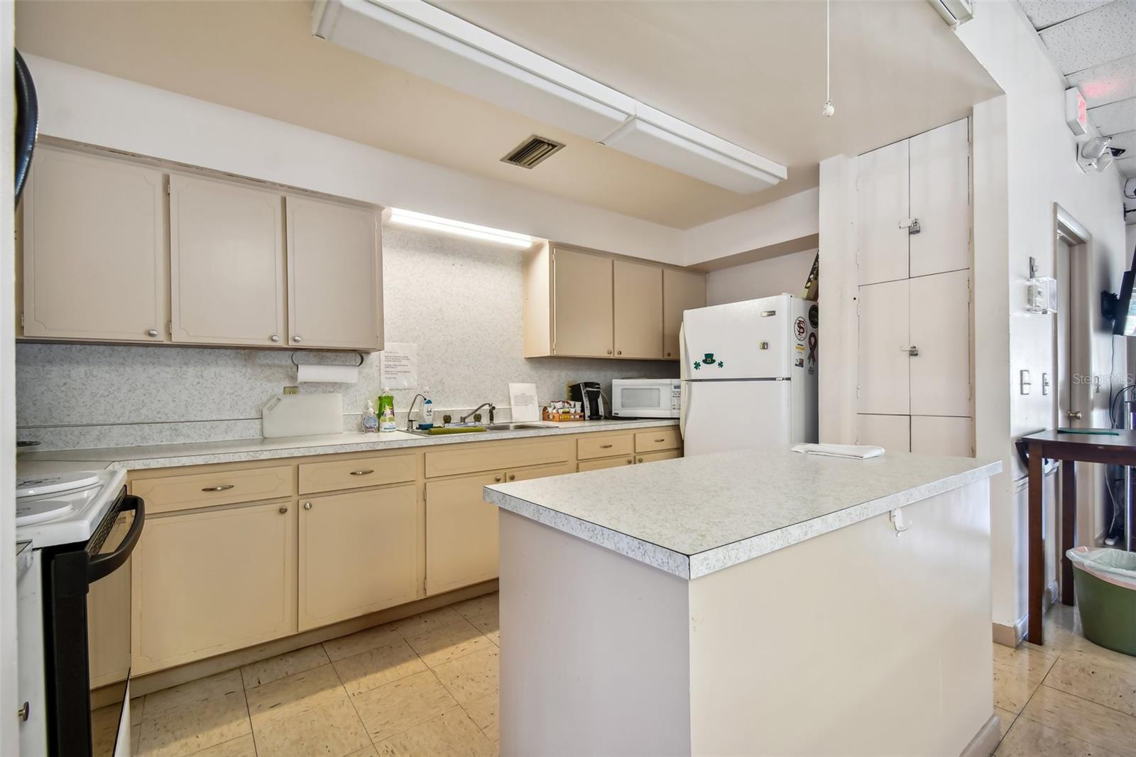 Image 63 of 81 For 8447 Orleans N