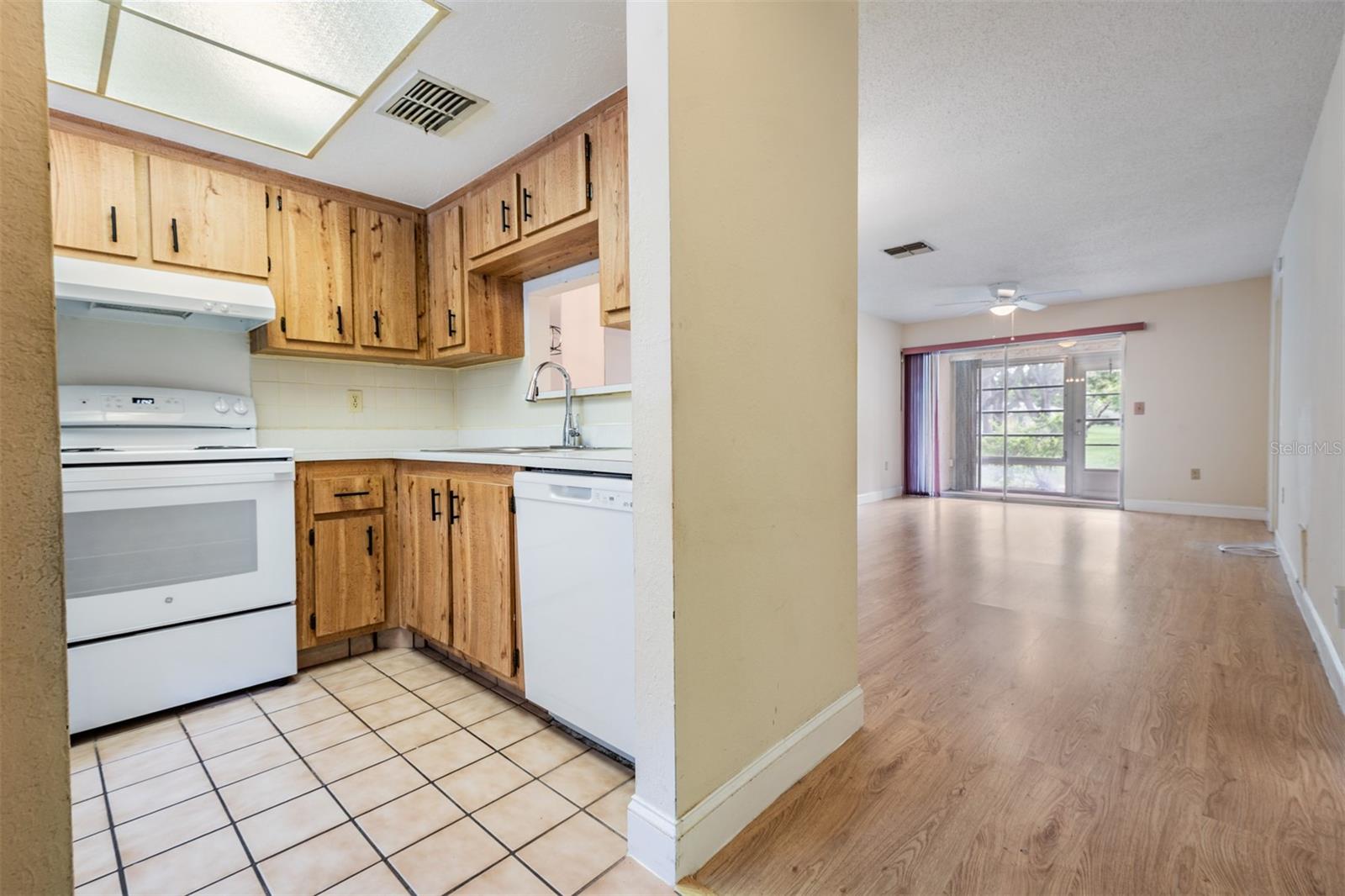 Listing photo id 12 for 2465 Northside Drive 605