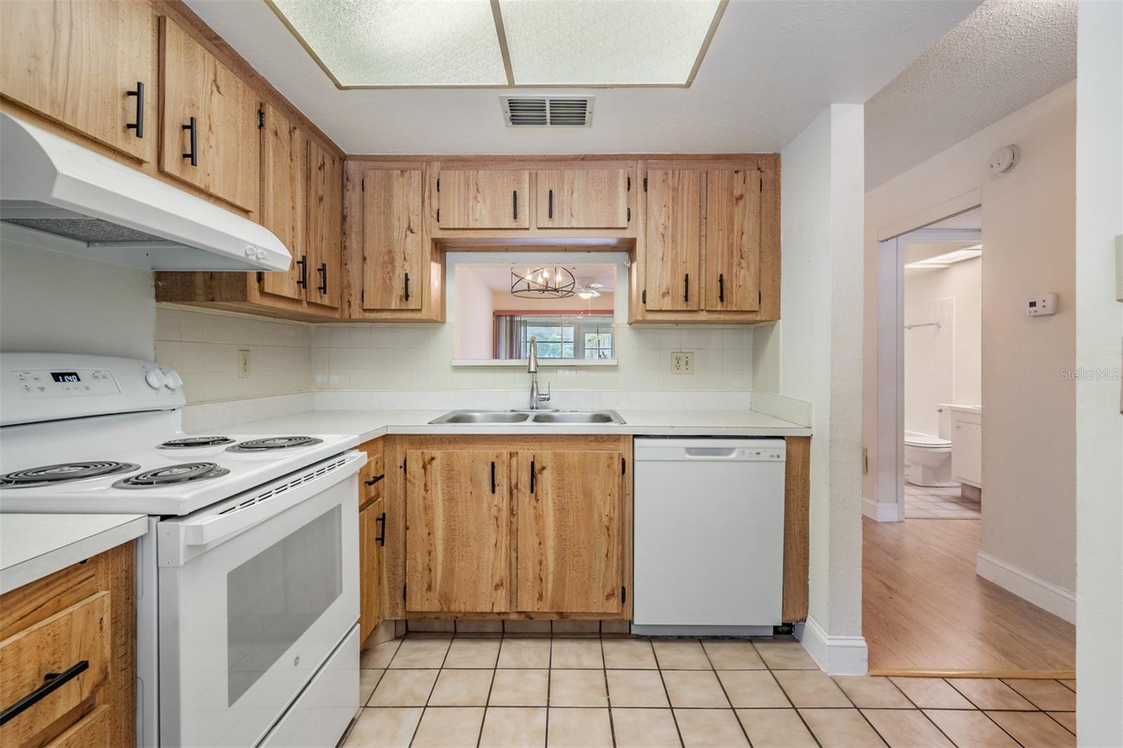 Listing photo id 14 for 2465 Northside Drive 605