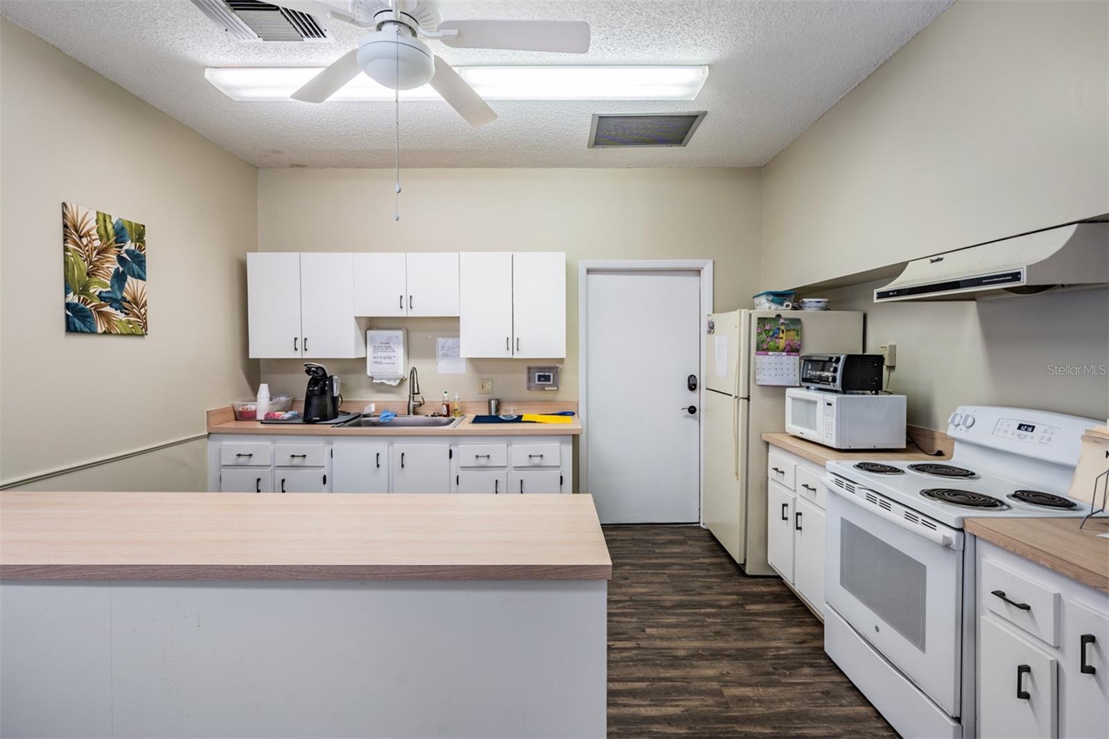 Listing photo id 46 for 2465 Northside Drive 605