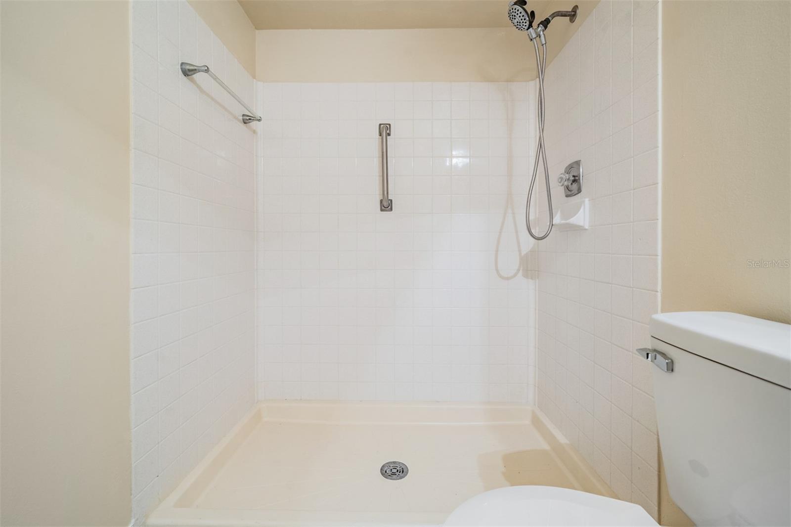 Listing photo id 7 for 2465 Northside Drive 605