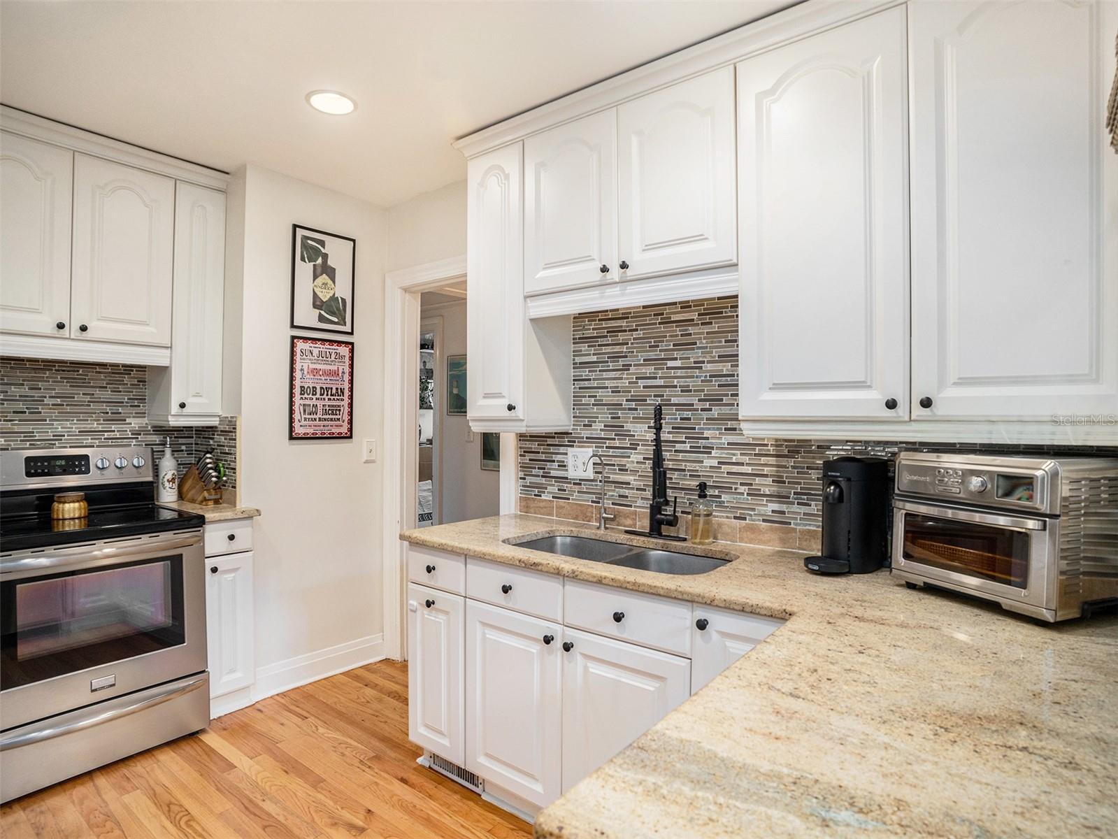 Image 10 of 55 For 1024 Henry Avenue 0