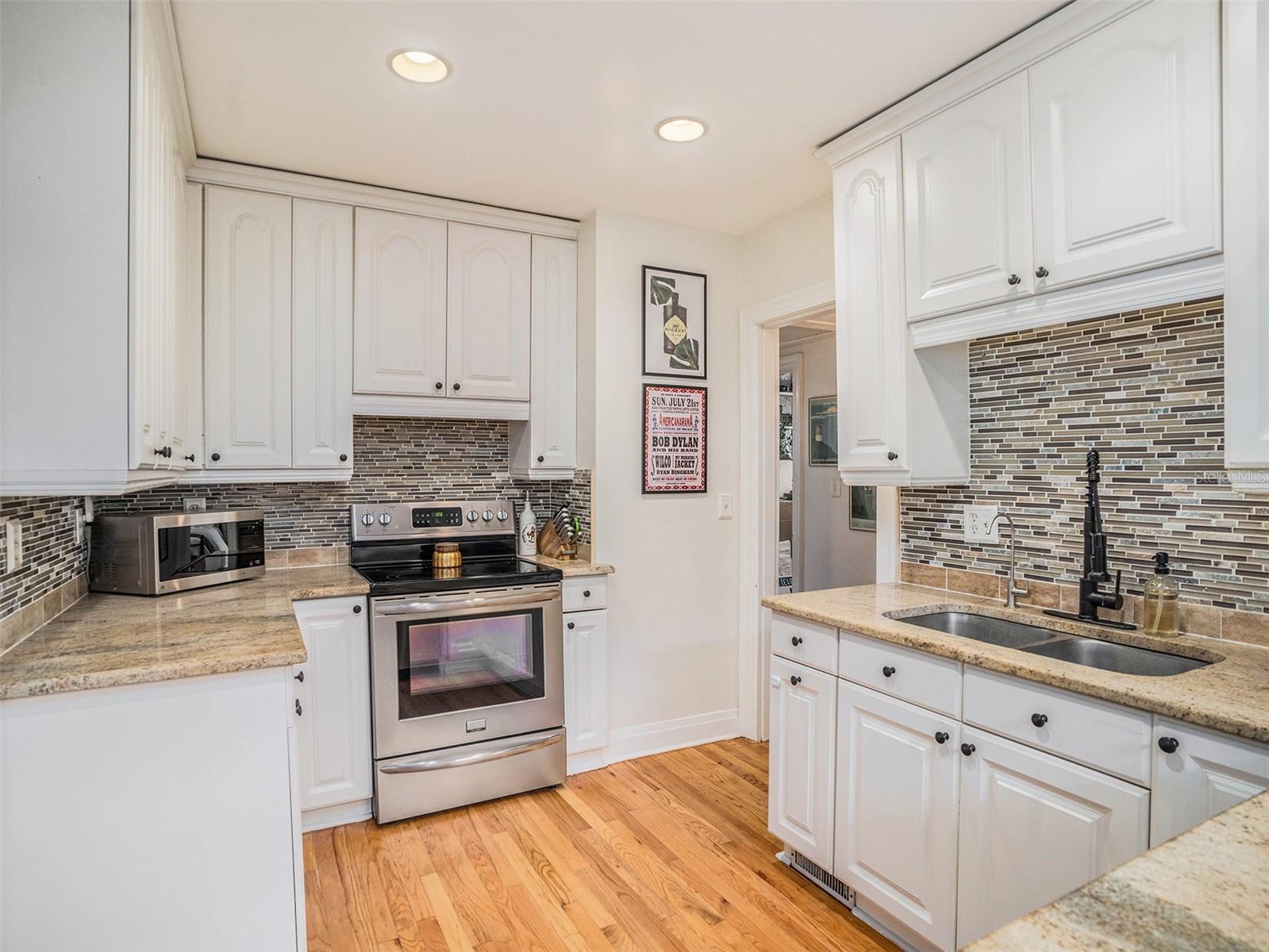 Image 9 of 55 For 1024 Henry Avenue 0