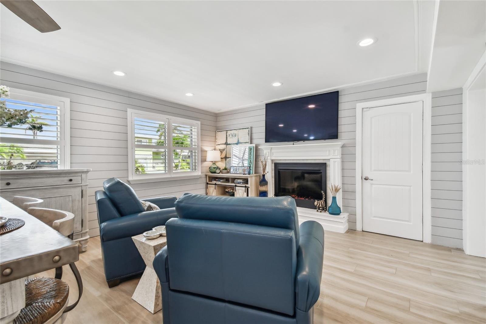 Listing photo id 11 for 16106 6th Street E