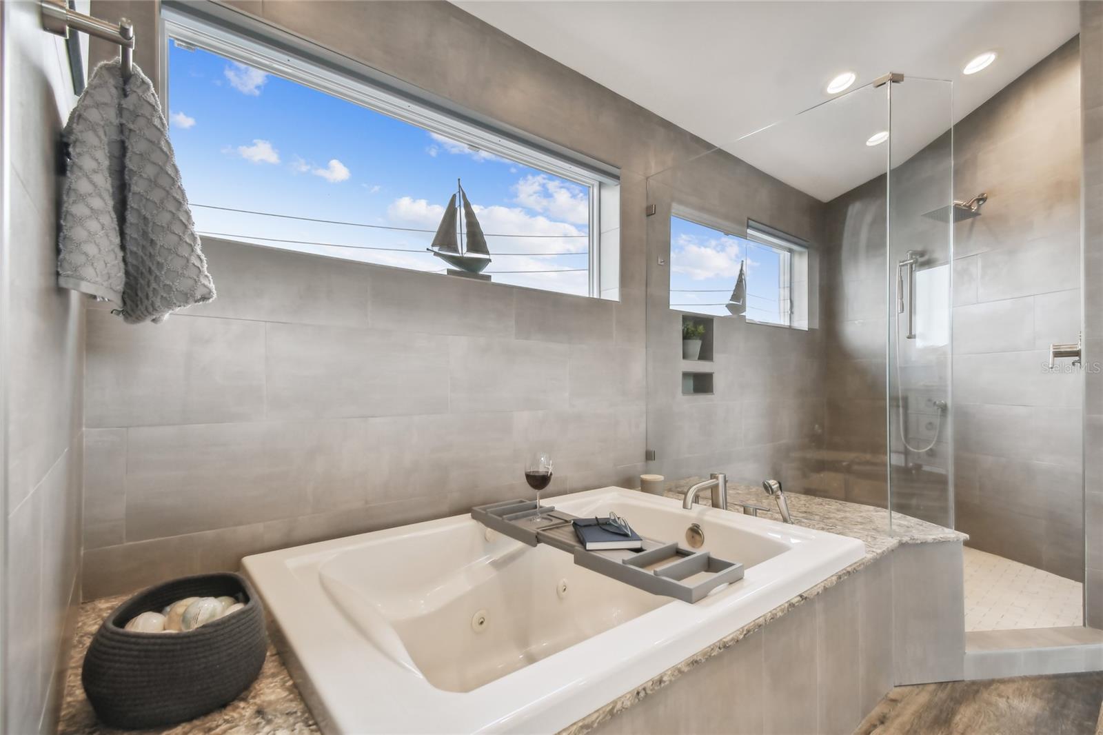 Listing photo id 25 for 16106 6th Street E