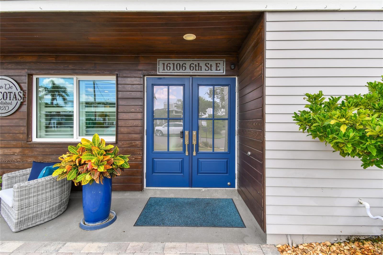 Listing photo id 1 for 16106 6th Street E