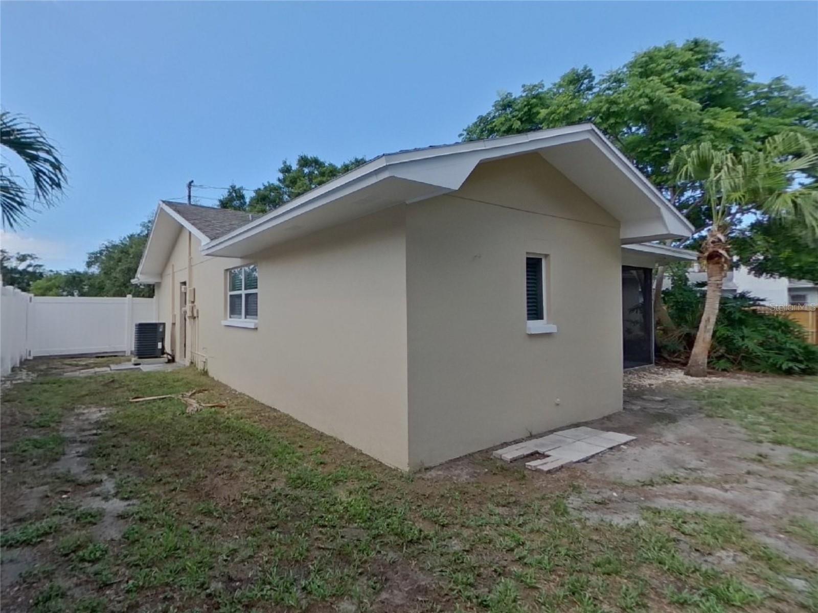 Image 15 of 16 For 1938 Tropic Boulevard N