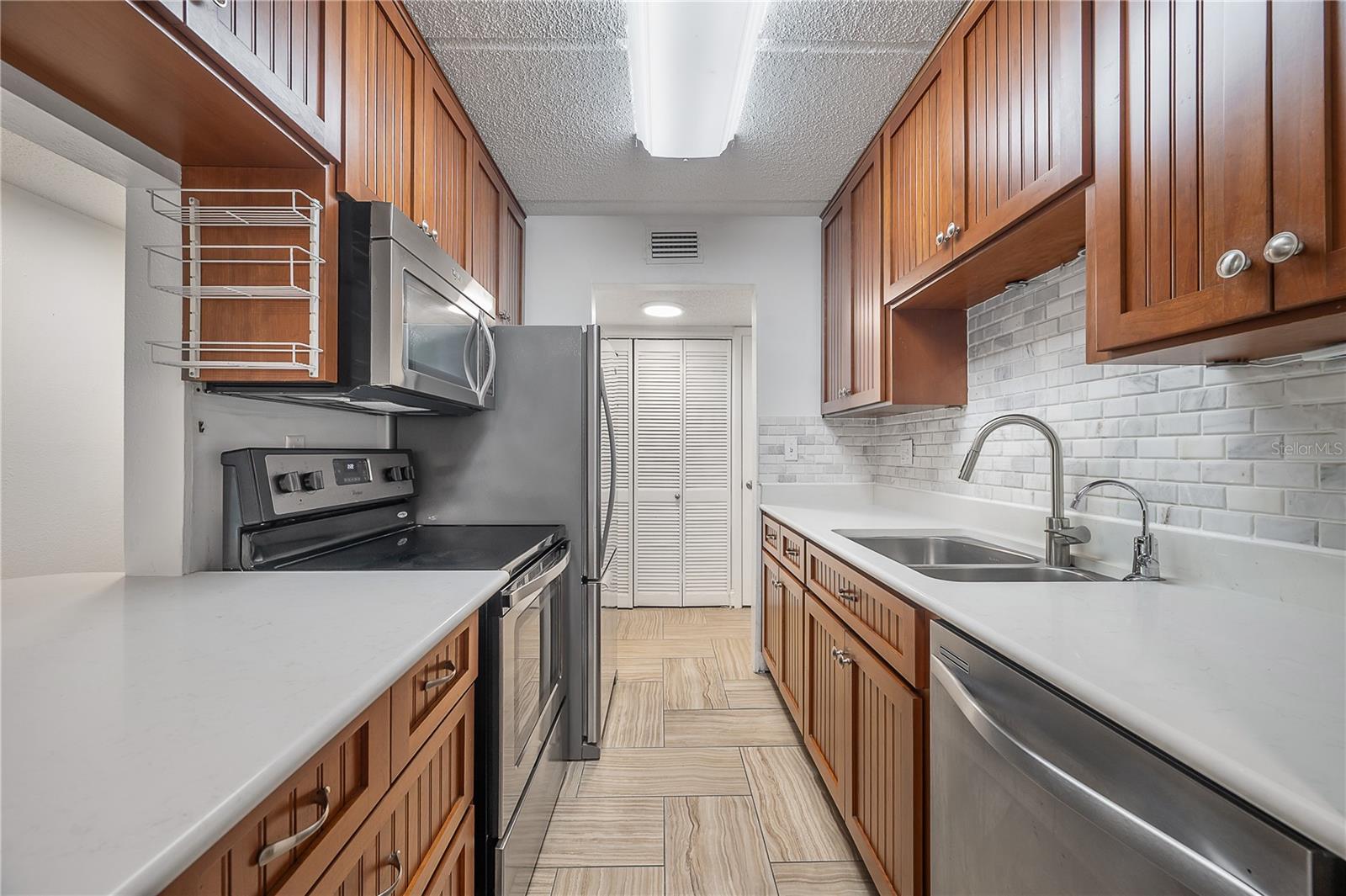 Image 11 of 44 For 3325 Bayshore Boulevard A17