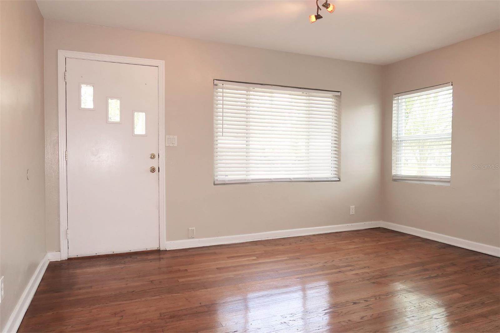 Image 2 of 14 For 126 Lincoln Circle N