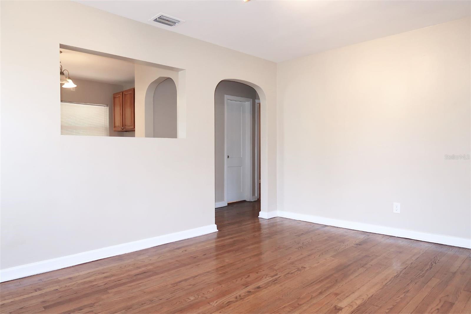 Image 3 of 14 For 126 Lincoln Circle N