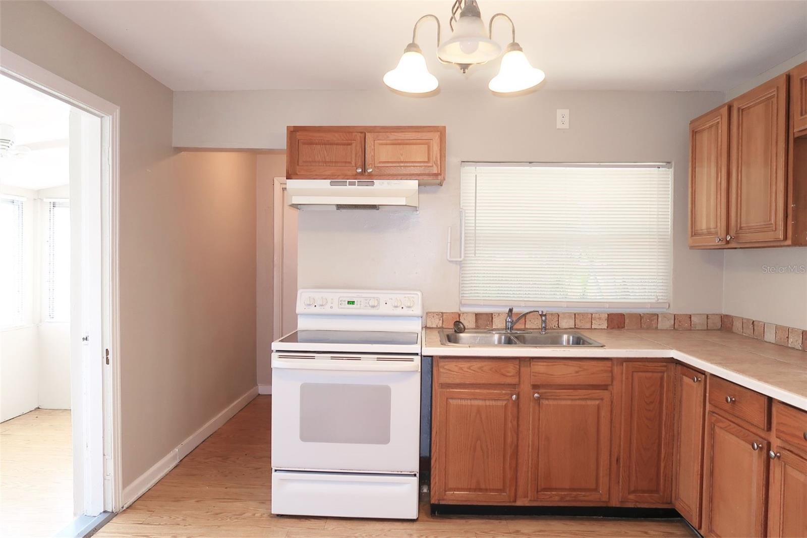 Image 4 of 14 For 126 Lincoln Circle N