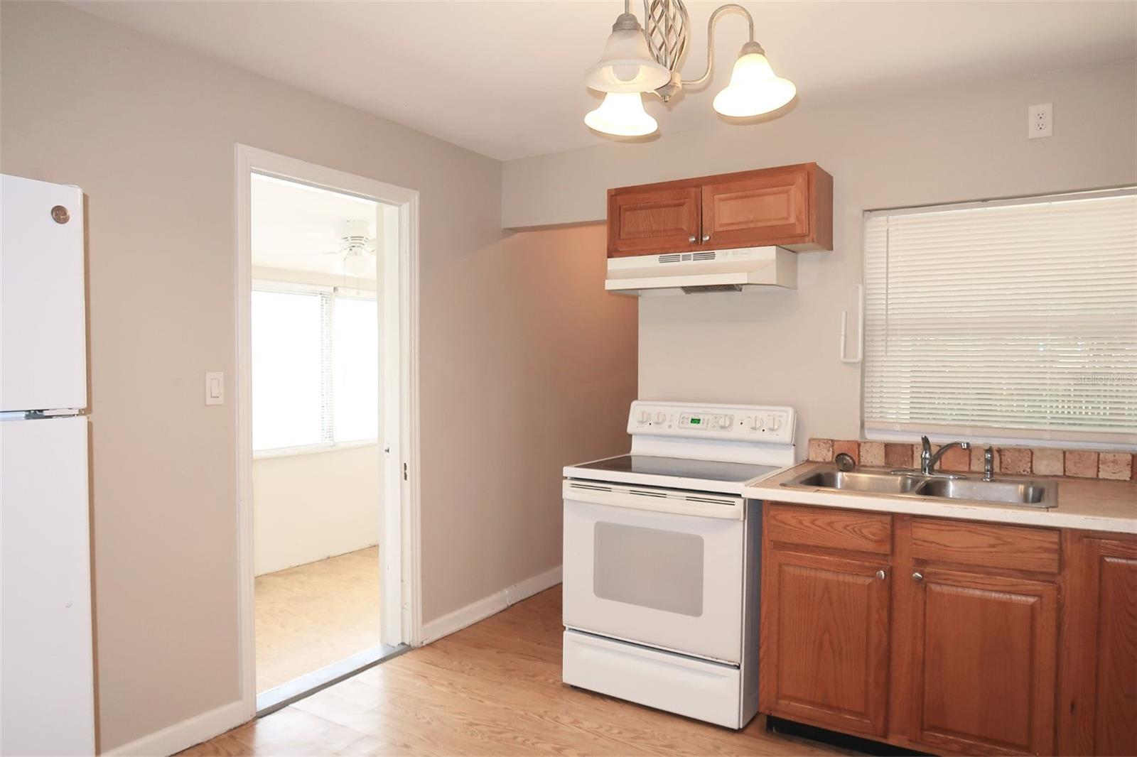 Image 5 of 14 For 126 Lincoln Circle N