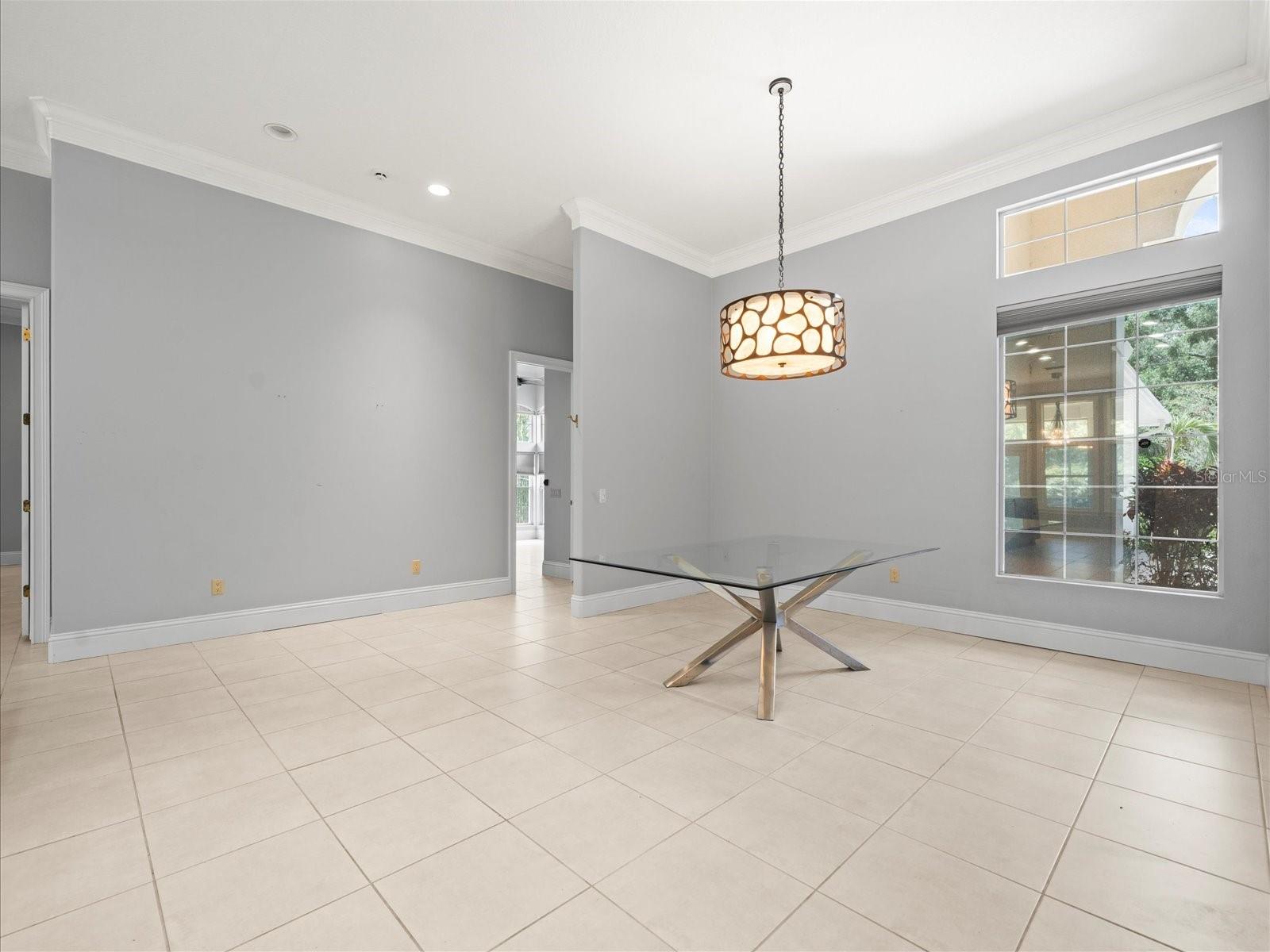 Listing photo id 9 for 713 Argyle Place