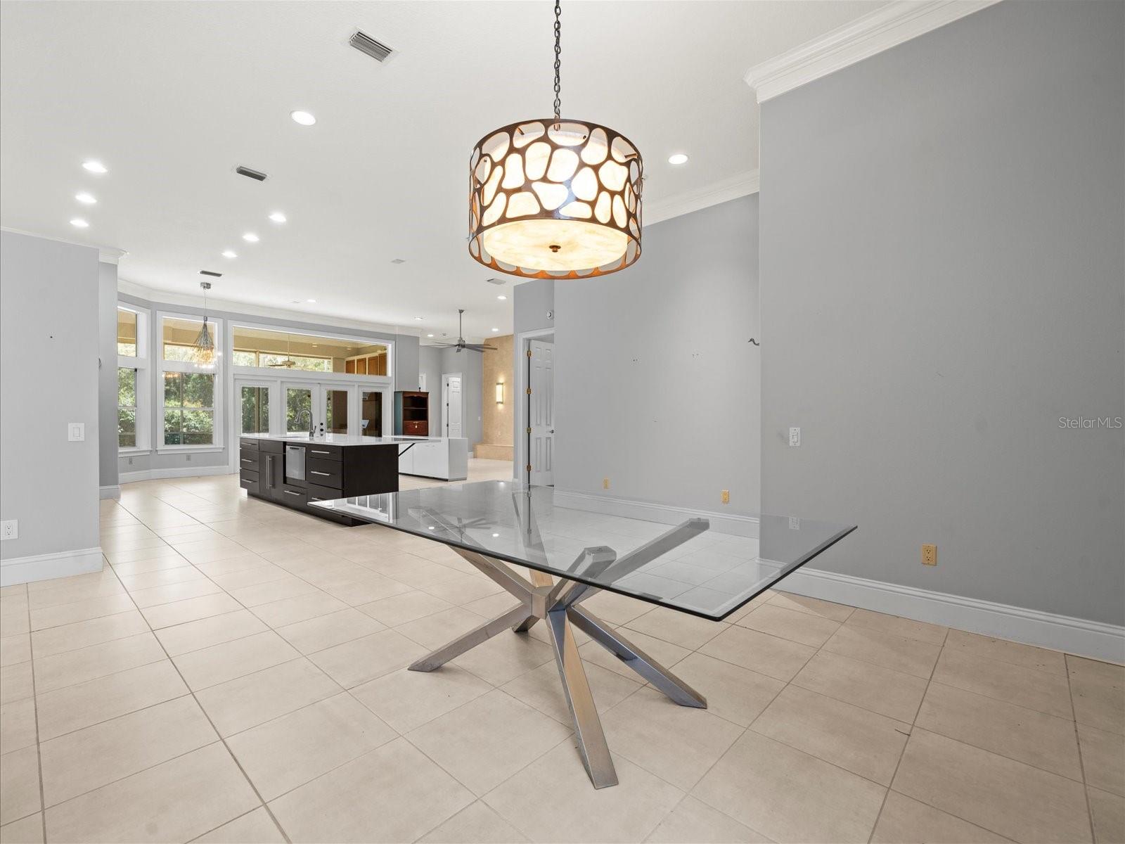 Listing photo id 10 for 713 Argyle Place