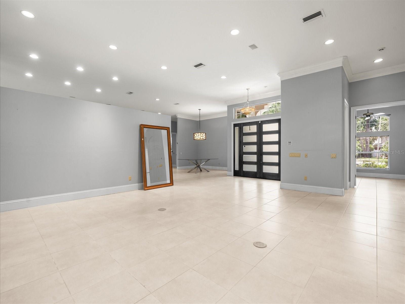 Listing photo id 11 for 713 Argyle Place