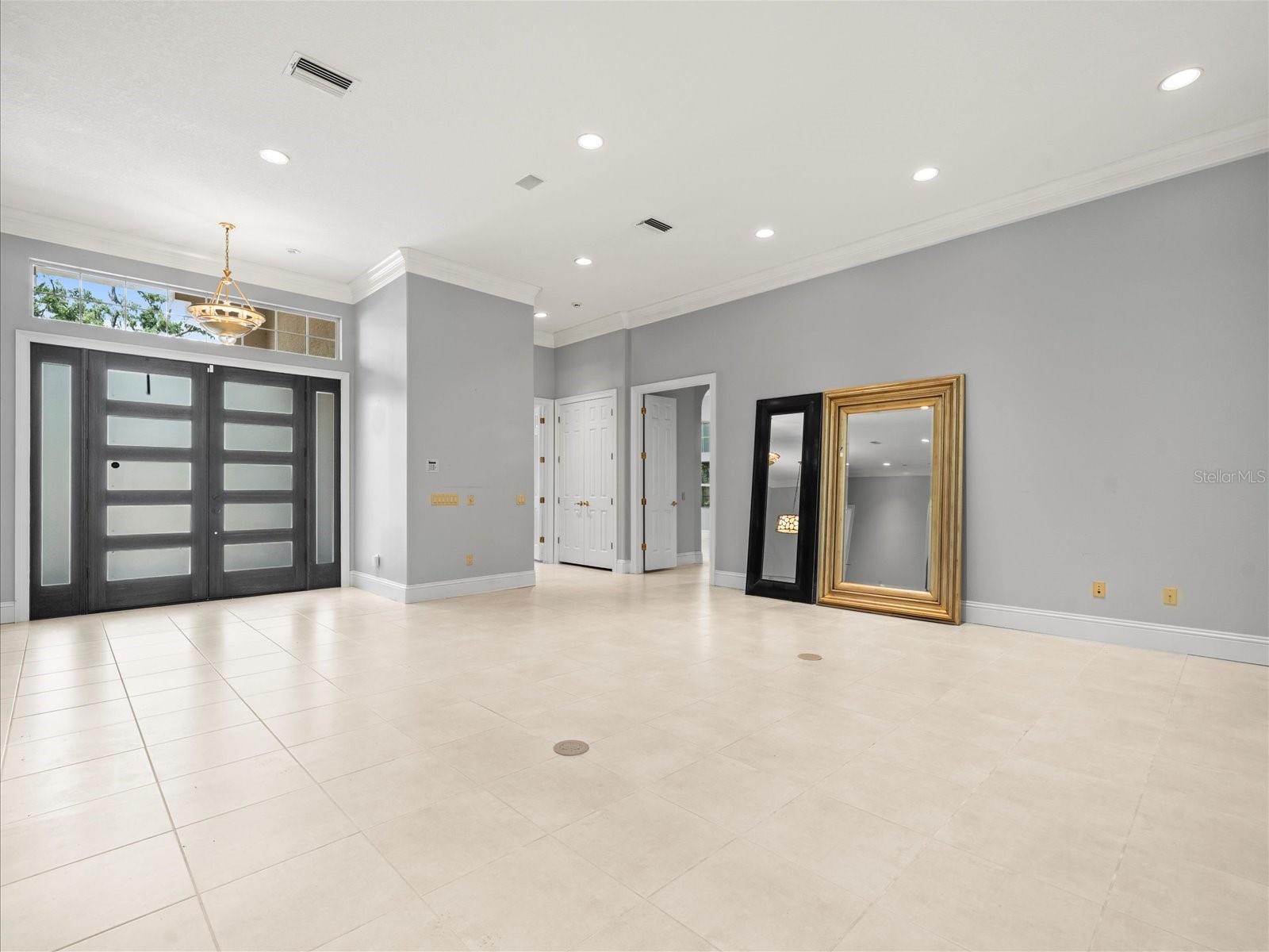 Listing photo id 12 for 713 Argyle Place