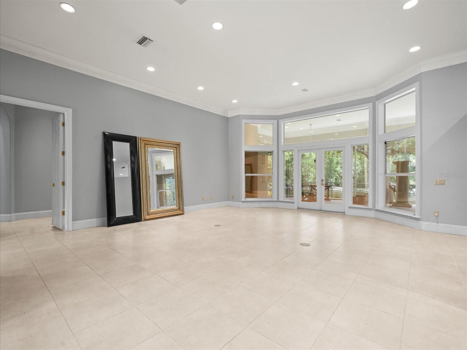 Listing photo id 13 for 713 Argyle Place
