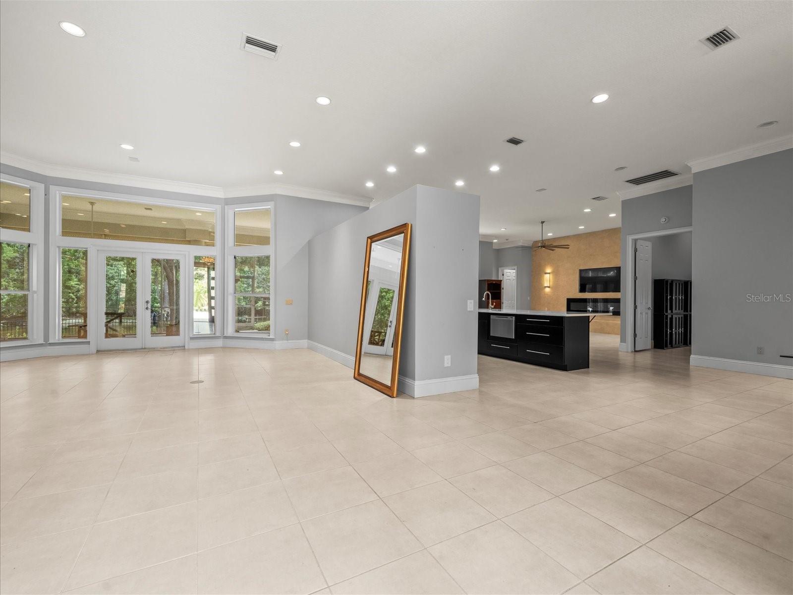 Listing photo id 14 for 713 Argyle Place