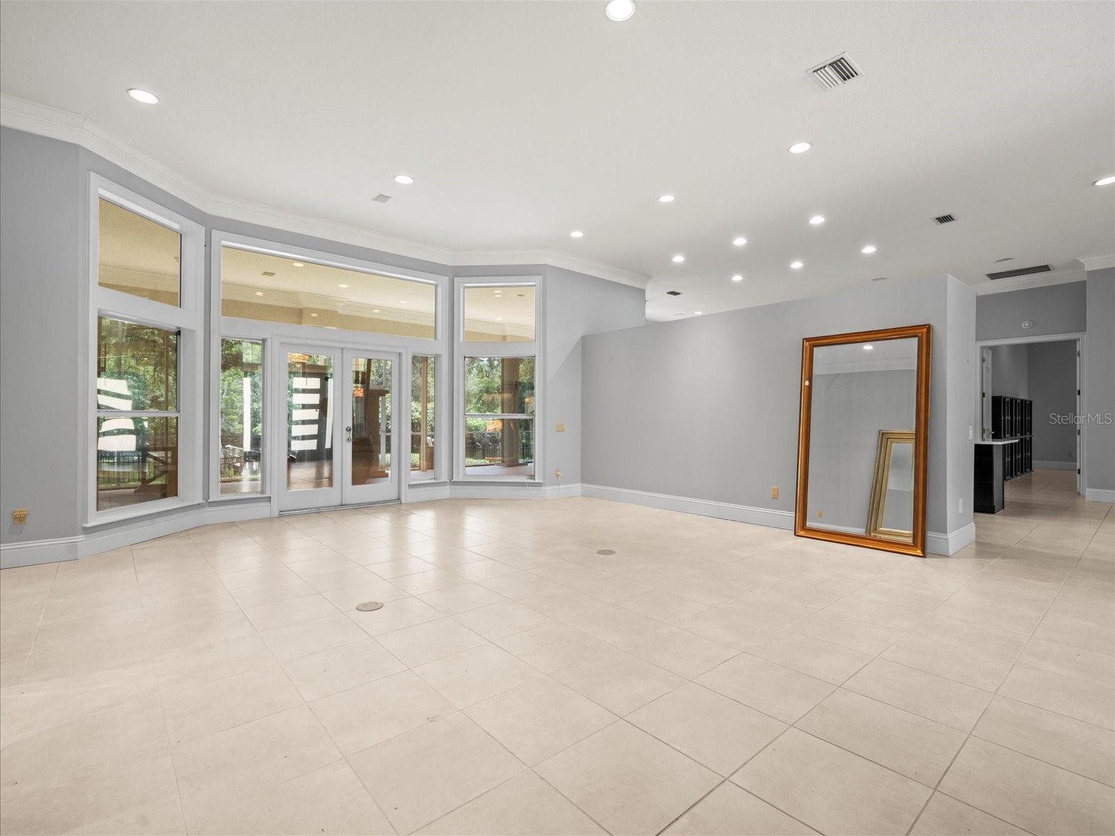Listing photo id 15 for 713 Argyle Place