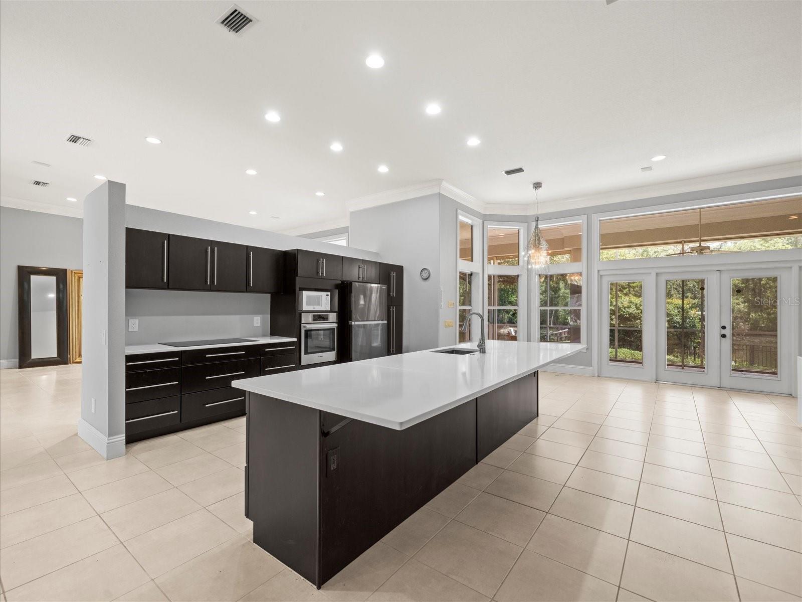 Listing photo id 17 for 713 Argyle Place