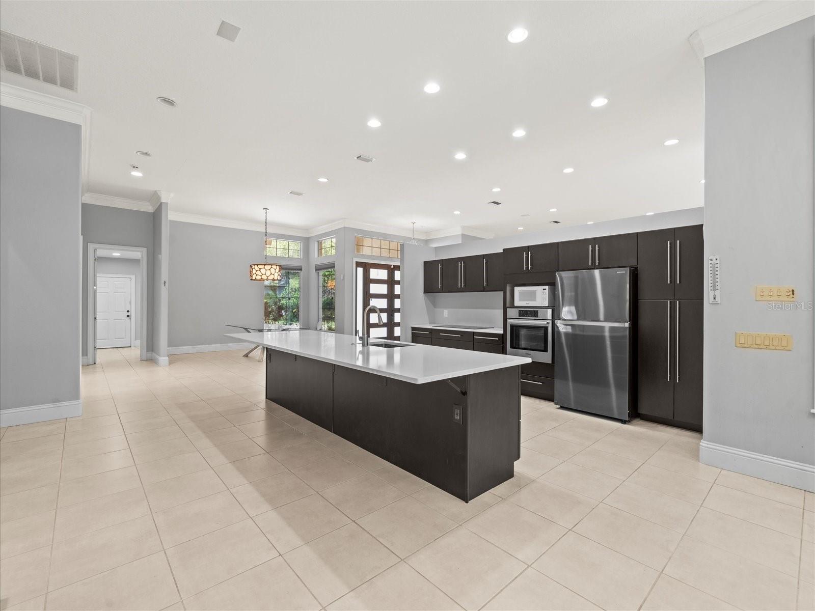 Listing photo id 19 for 713 Argyle Place