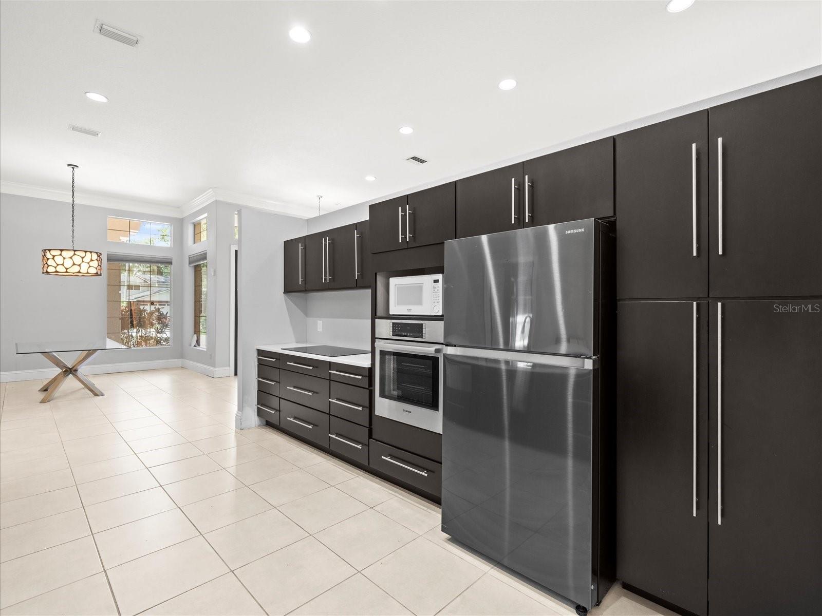 Listing photo id 20 for 713 Argyle Place