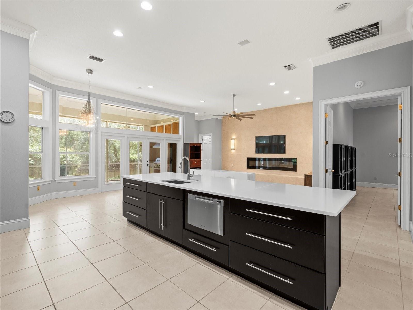 Listing photo id 22 for 713 Argyle Place