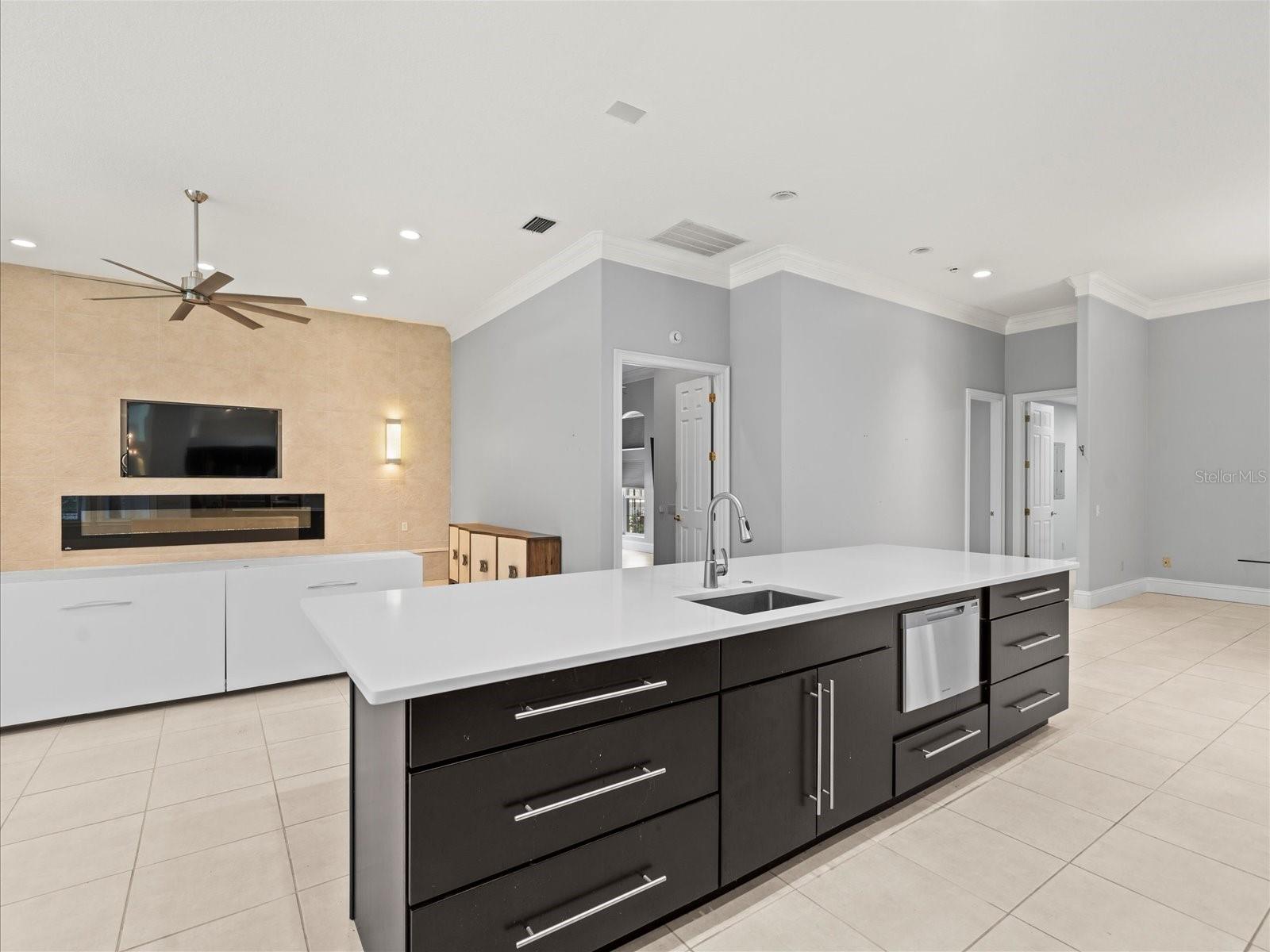 Listing photo id 24 for 713 Argyle Place