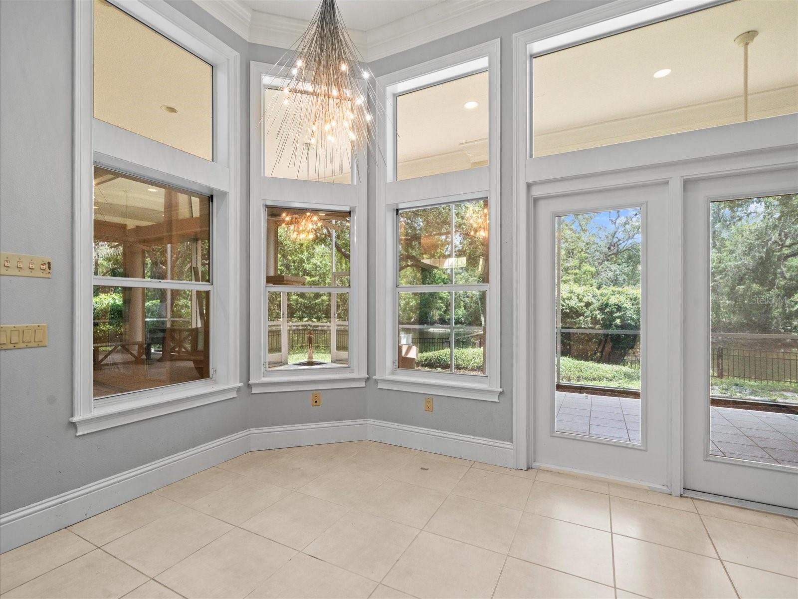 Listing photo id 27 for 713 Argyle Place