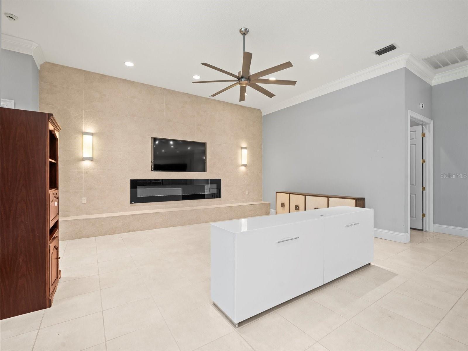 Listing photo id 31 for 713 Argyle Place