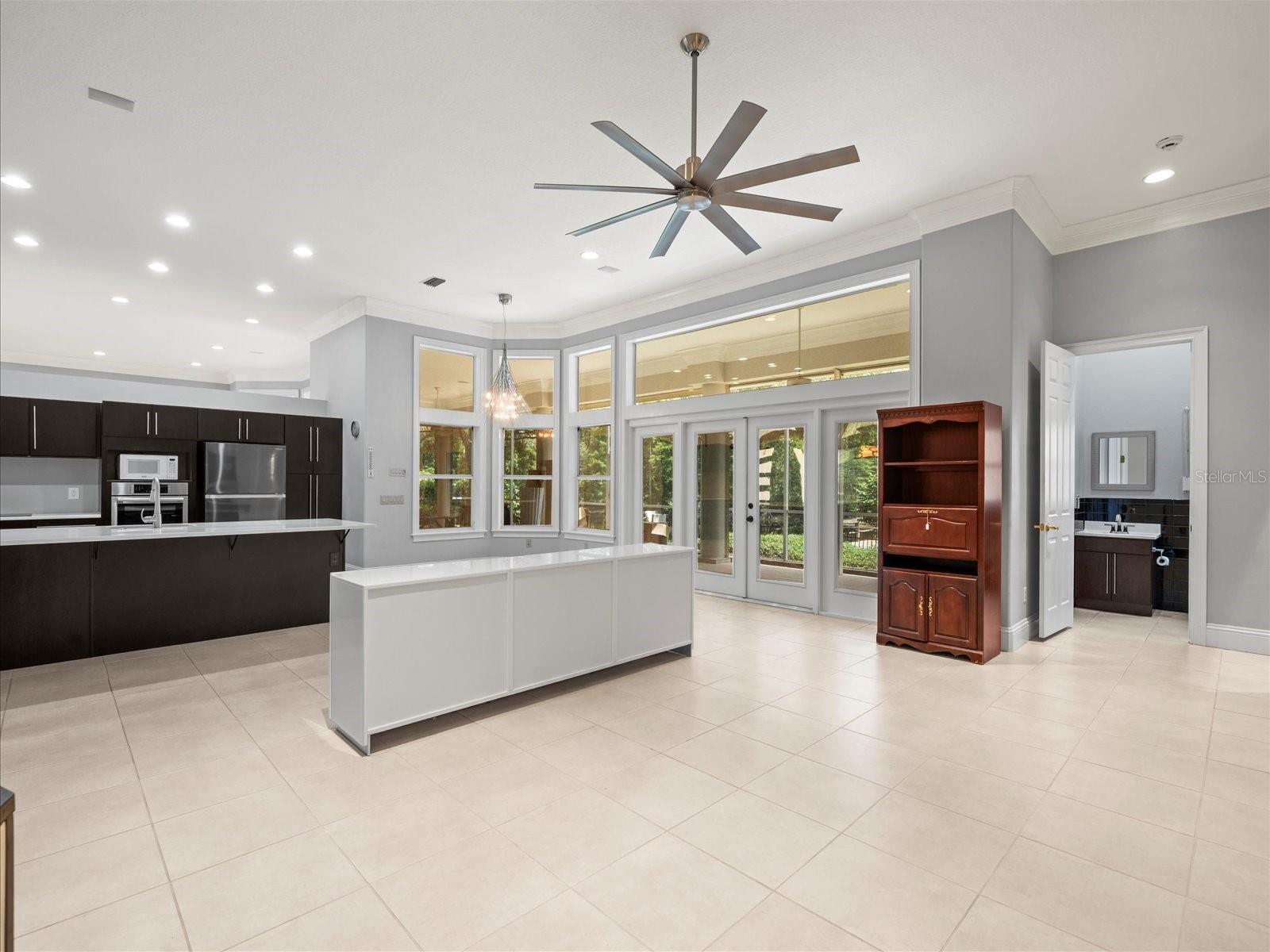 Listing photo id 32 for 713 Argyle Place