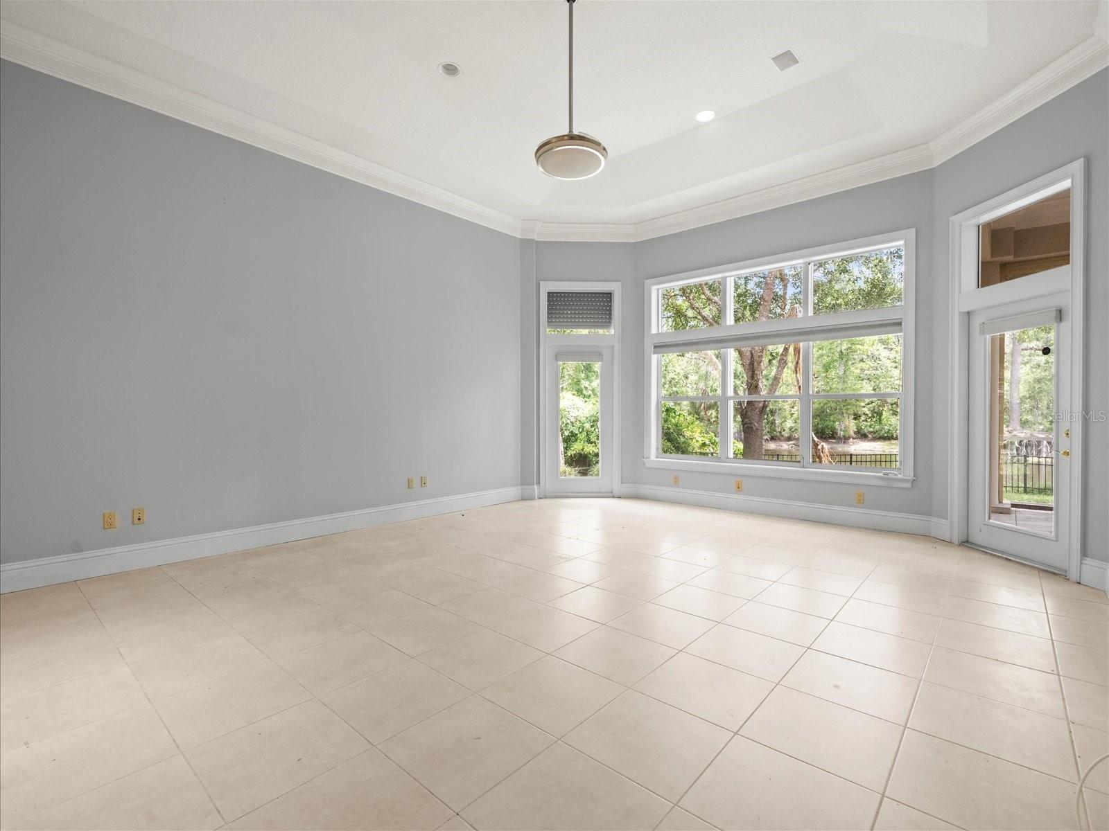 Listing photo id 38 for 713 Argyle Place