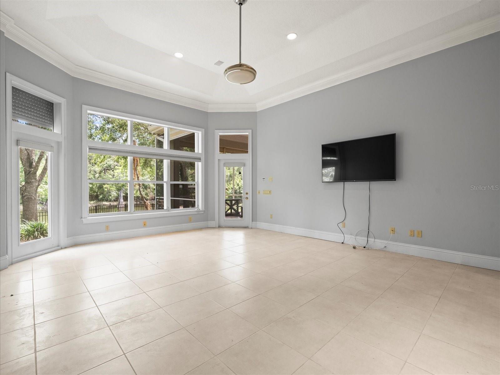 Listing photo id 39 for 713 Argyle Place
