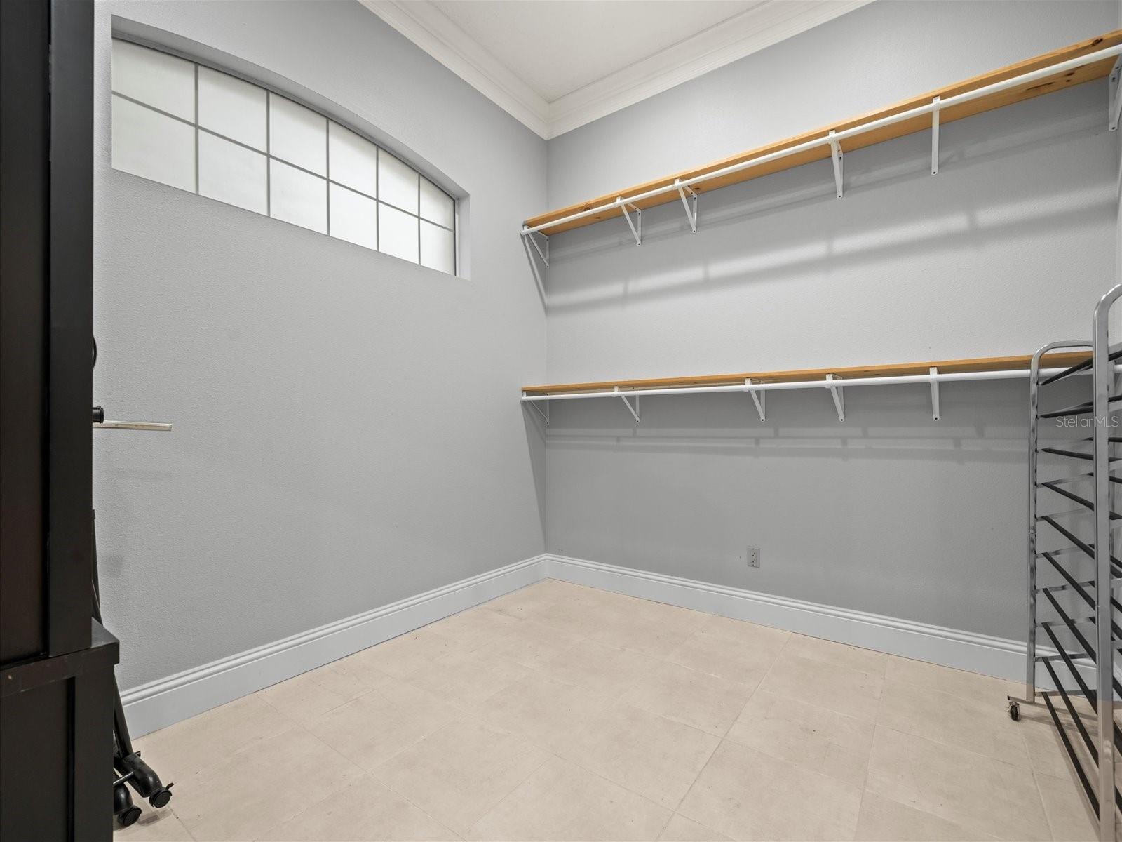 Listing photo id 45 for 713 Argyle Place