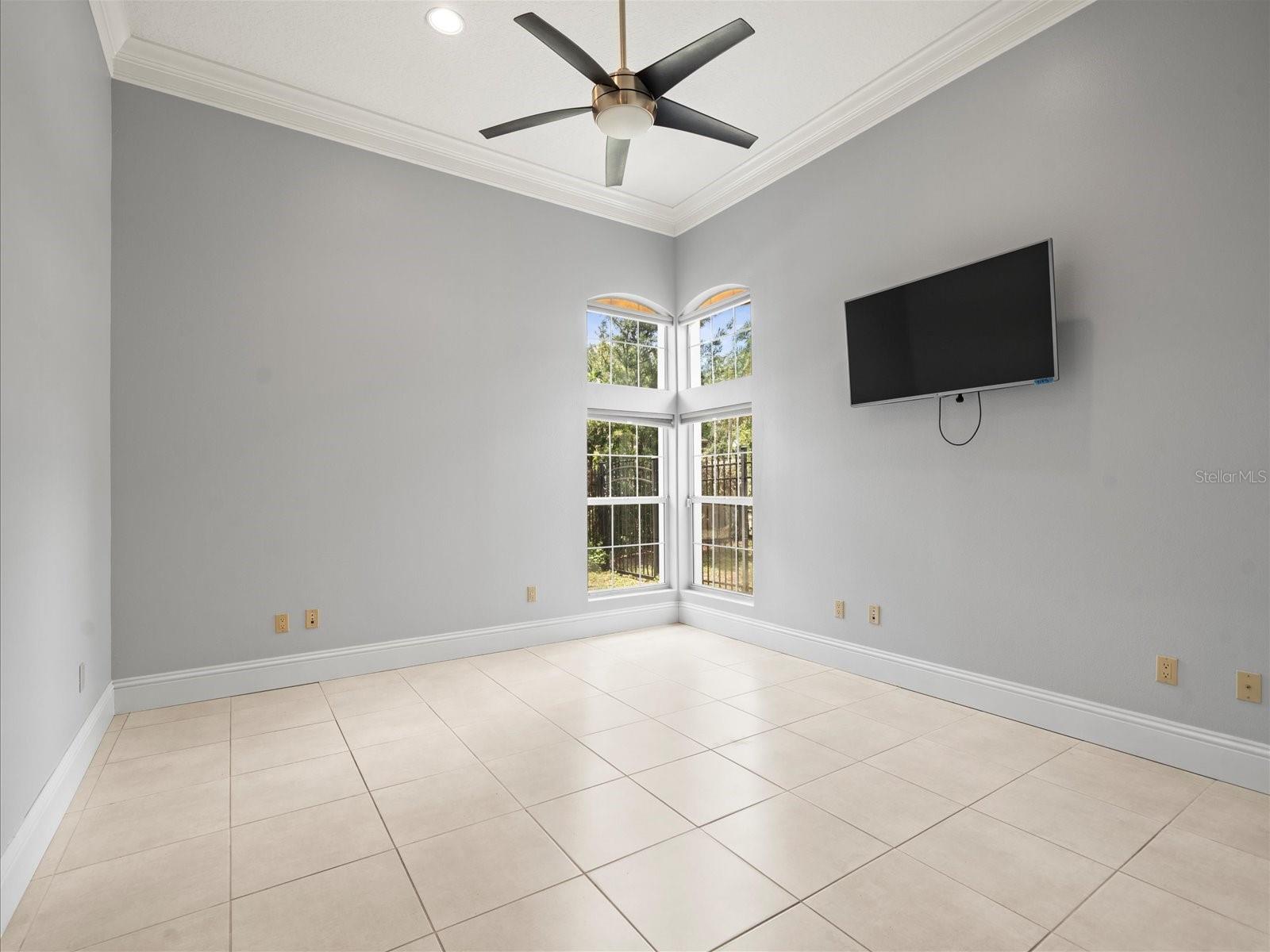 Listing photo id 46 for 713 Argyle Place