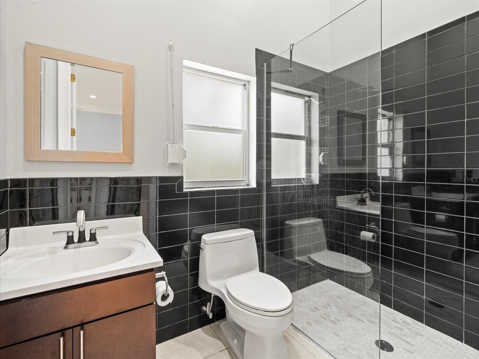 Listing photo id 52 for 713 Argyle Place