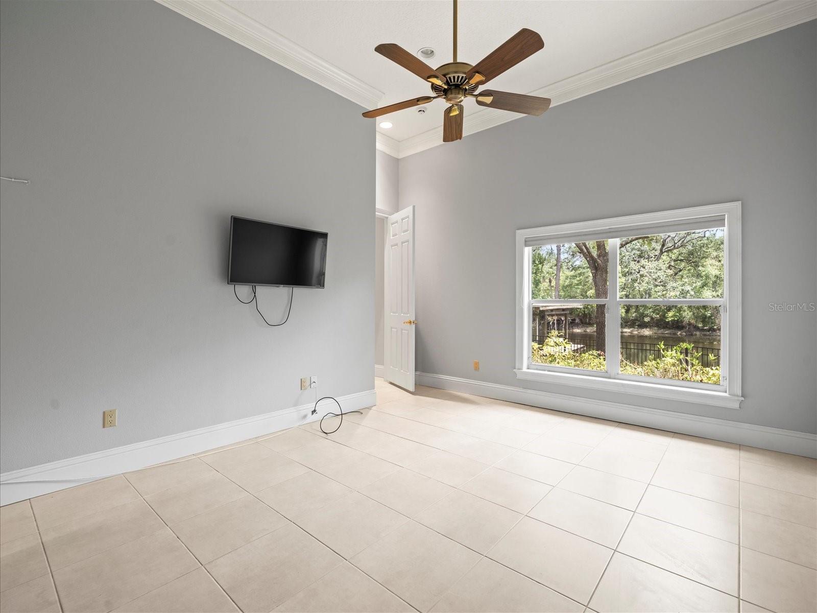 Listing photo id 54 for 713 Argyle Place