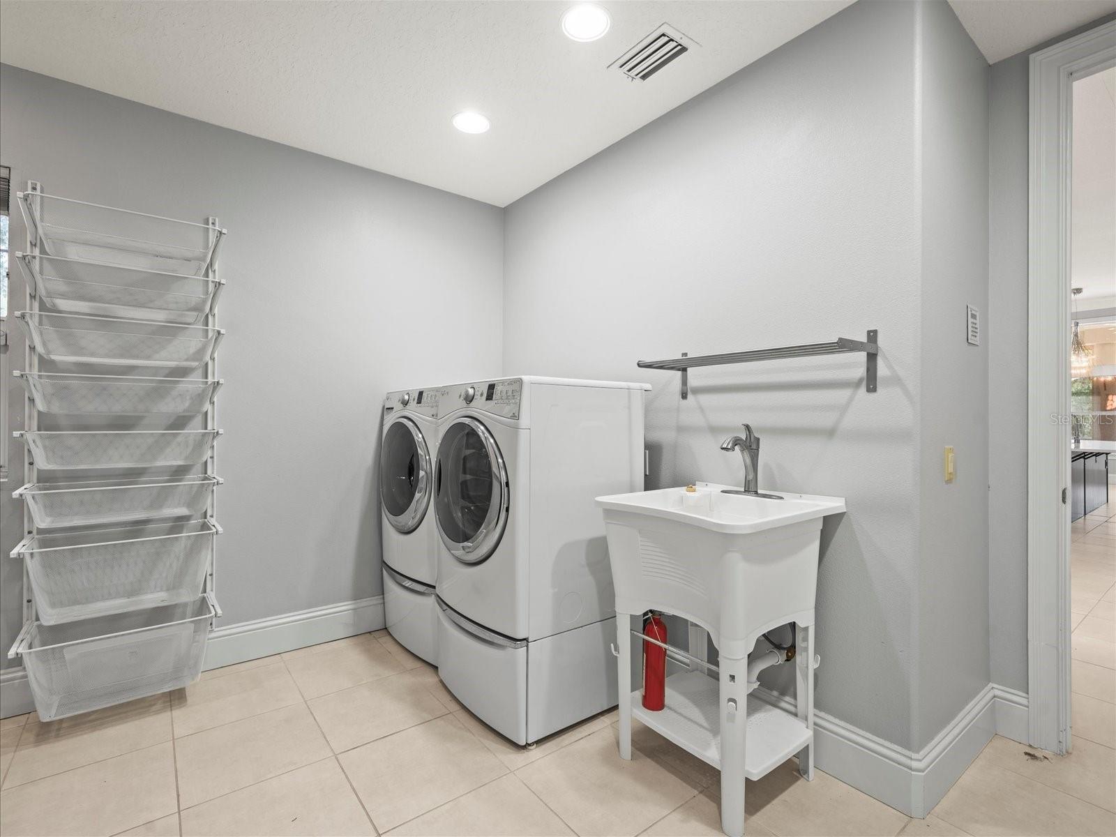 Listing photo id 56 for 713 Argyle Place