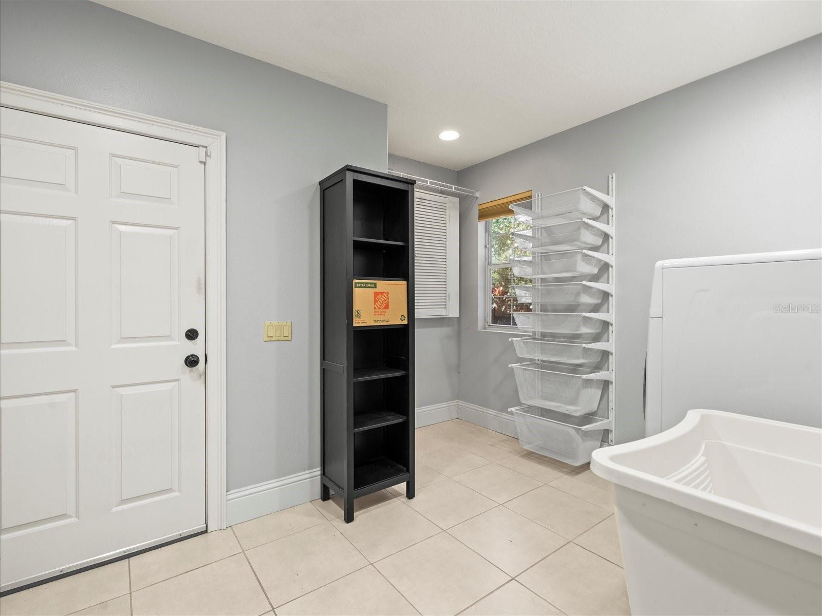 Listing photo id 57 for 713 Argyle Place
