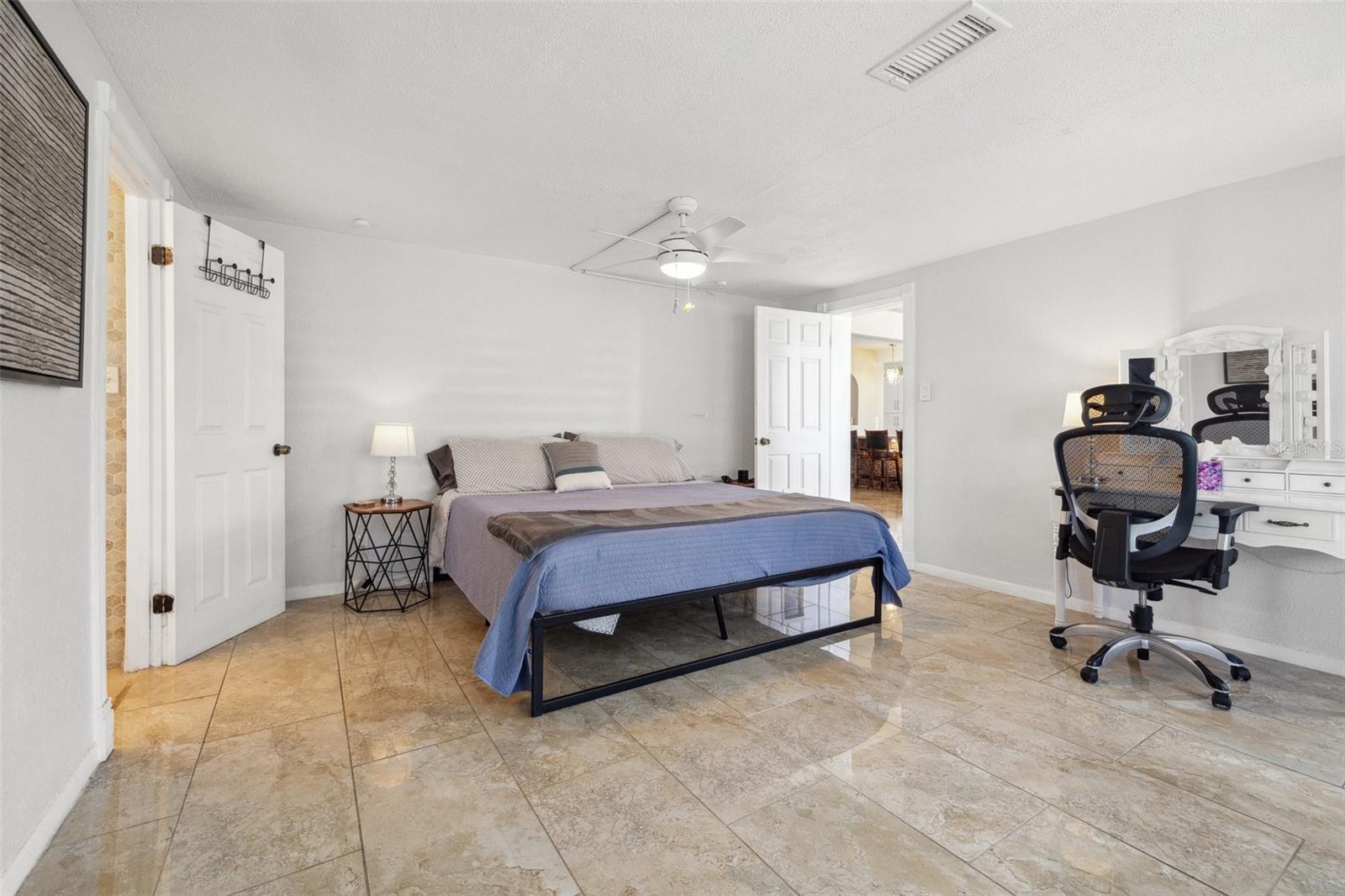 Listing photo id 19 for 10730 52nd Avenue N