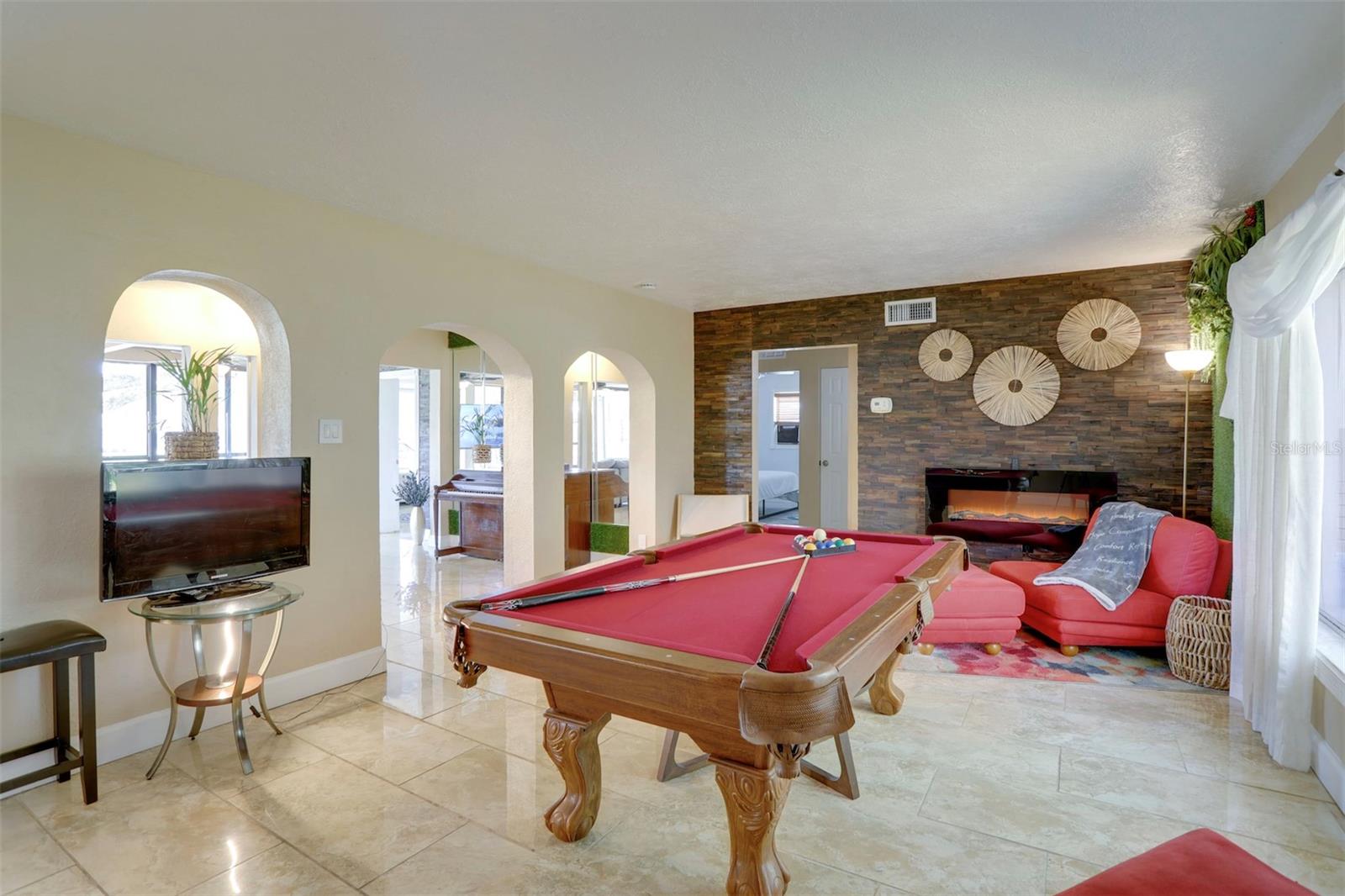 Listing photo id 2 for 10730 52nd Avenue N