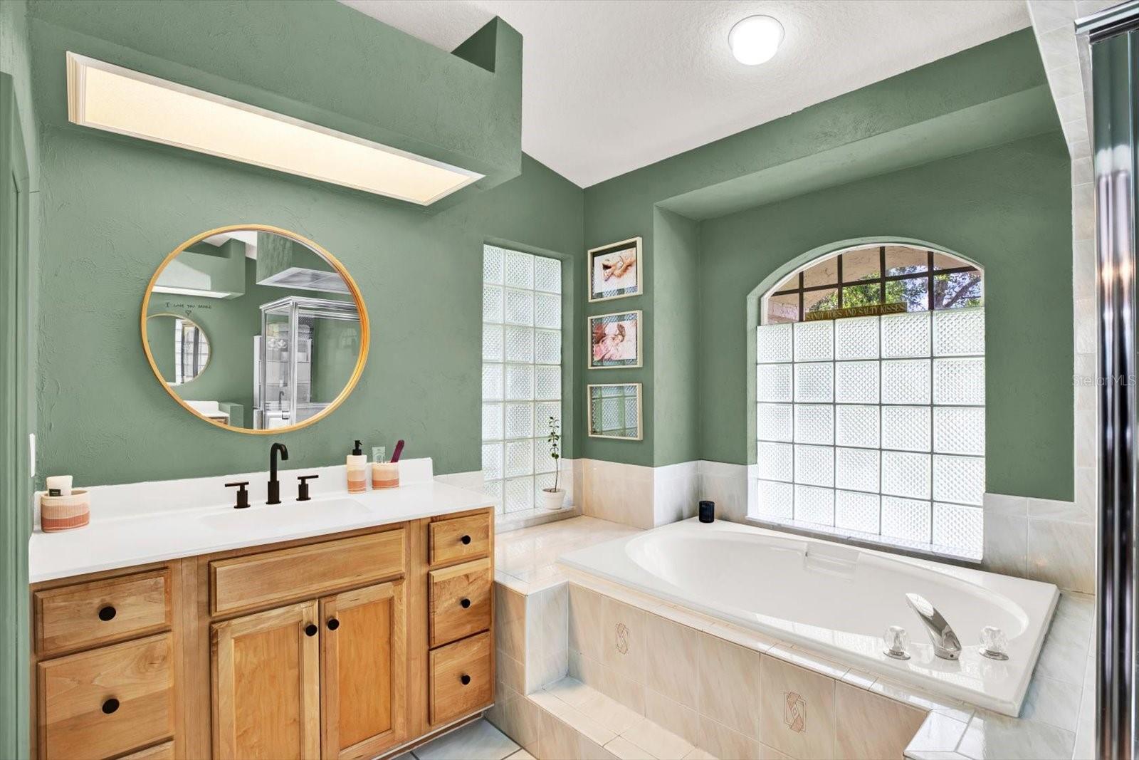 Listing photo id 11 for 2454 Shadecrest Road