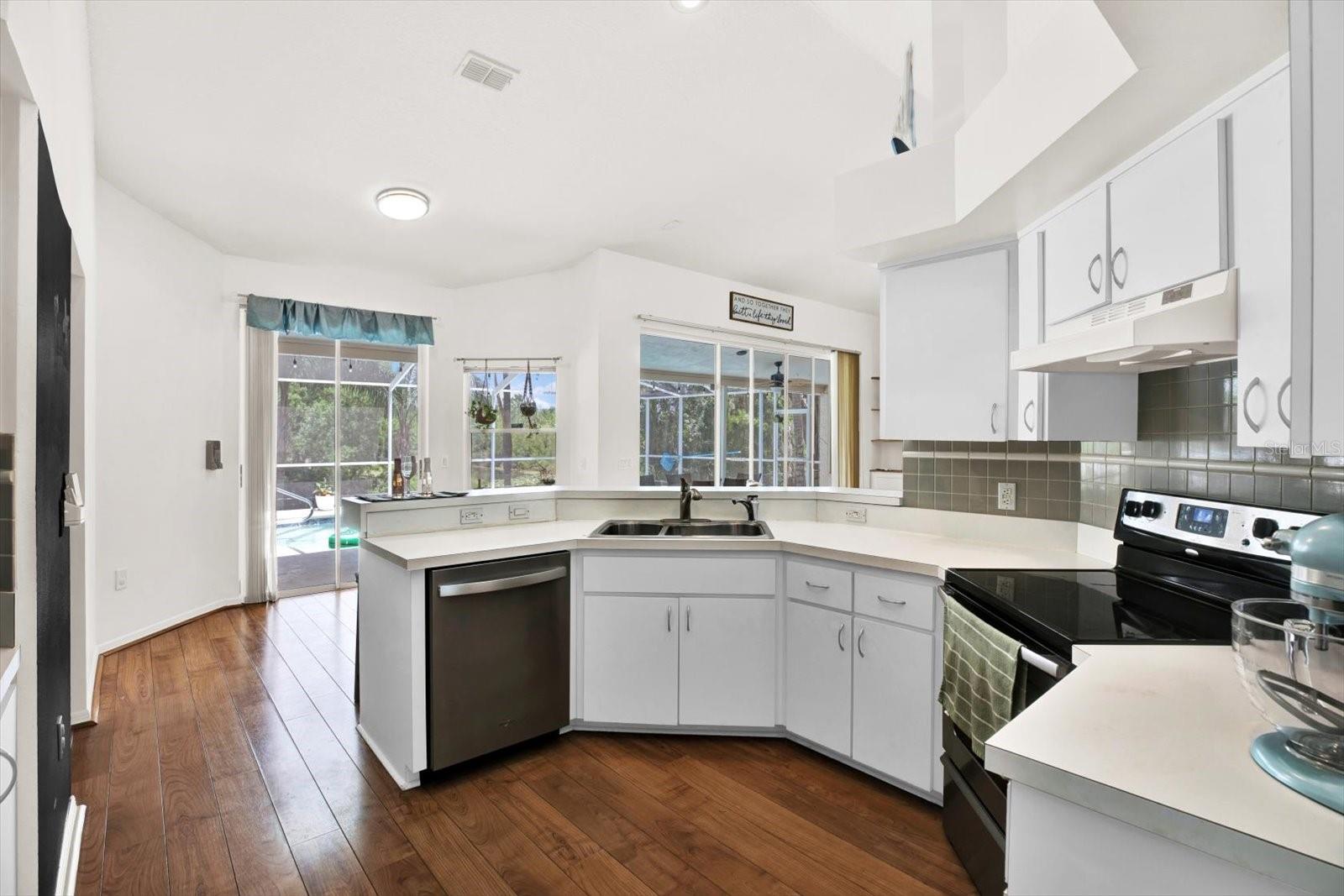 Listing photo id 5 for 2454 Shadecrest Road