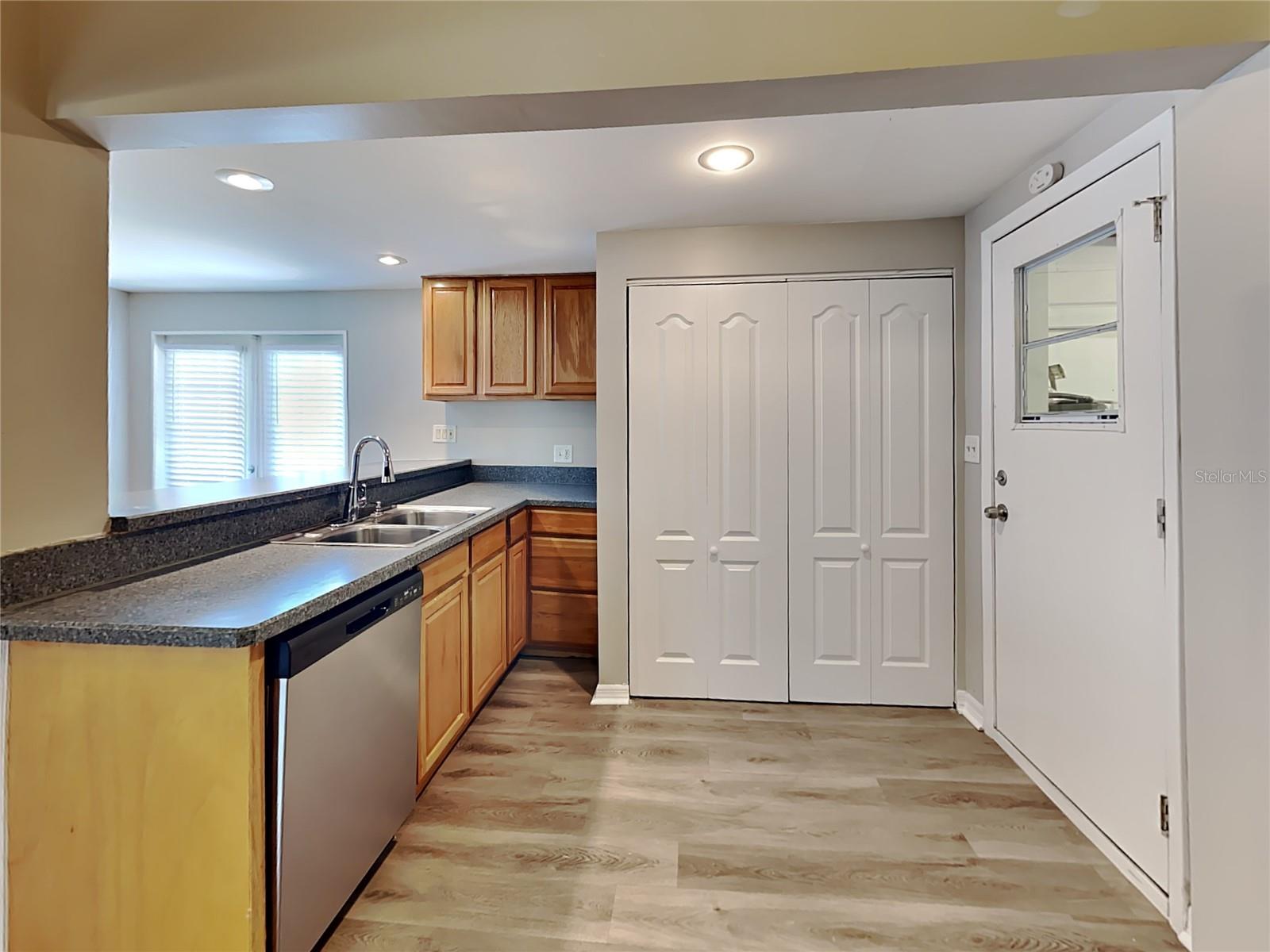 Image 7 of 17 For 502 Chestnut Street