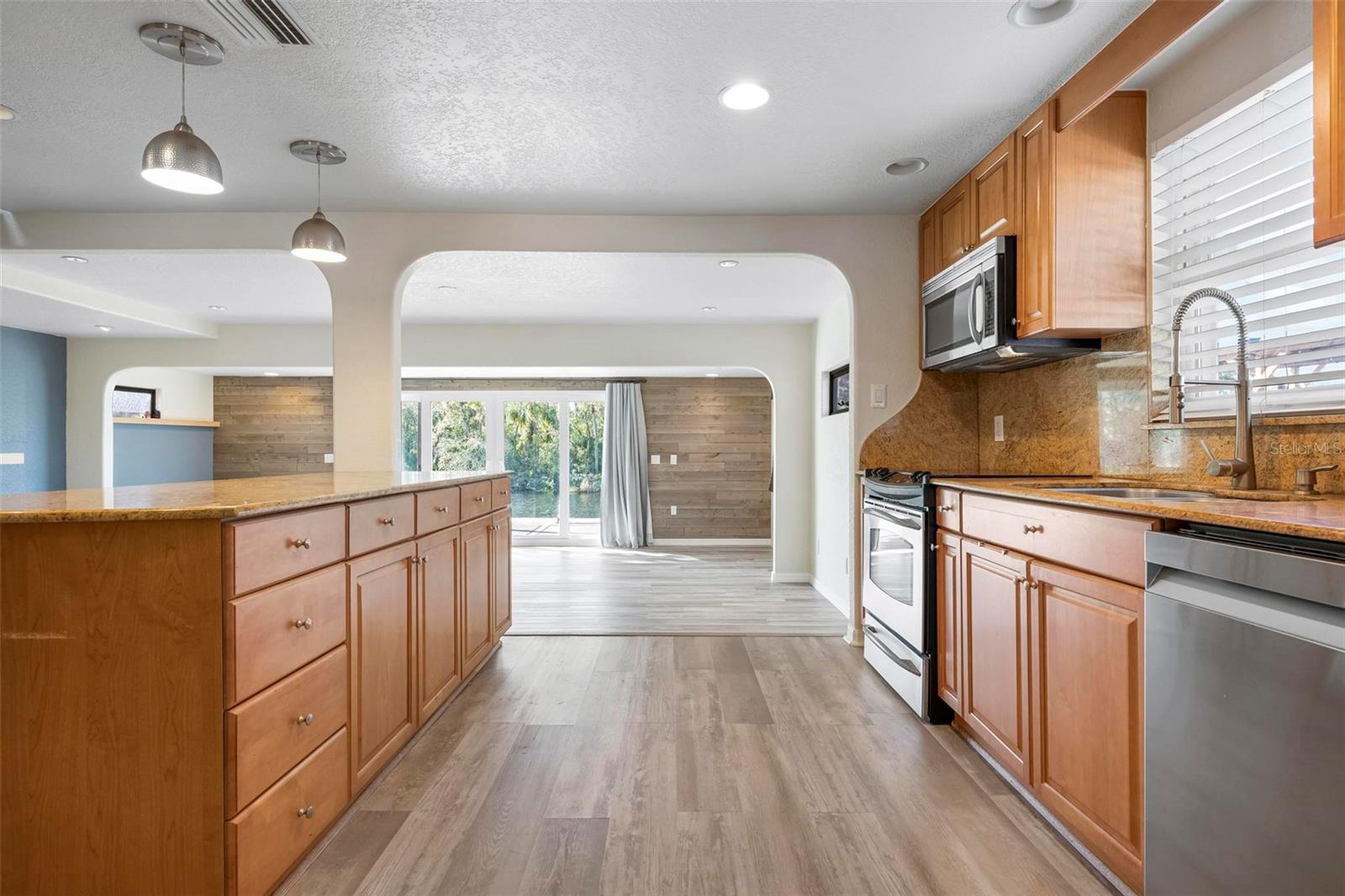 Listing photo id 8 for 6814 68th Avenue E