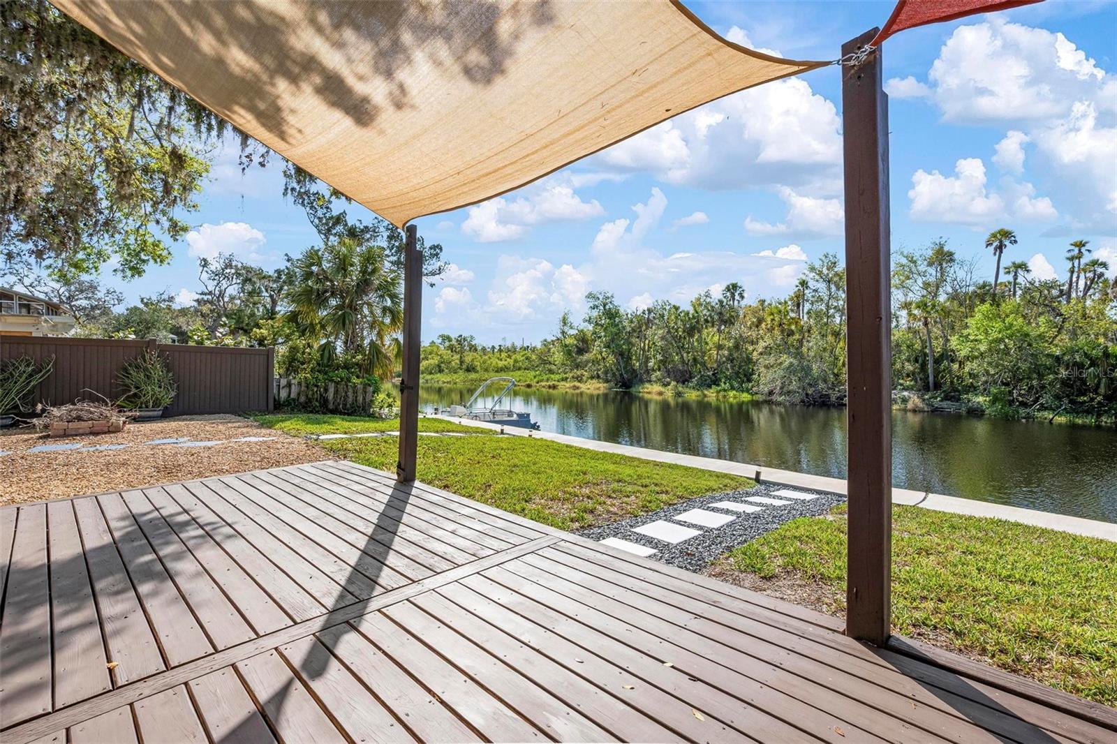 Listing photo id 10 for 6814 68th Avenue E
